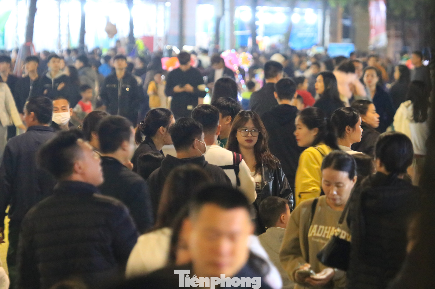 Hàng vạn du khách đến tham gia Lễ hội Du lịch và ẩm thực Sen.