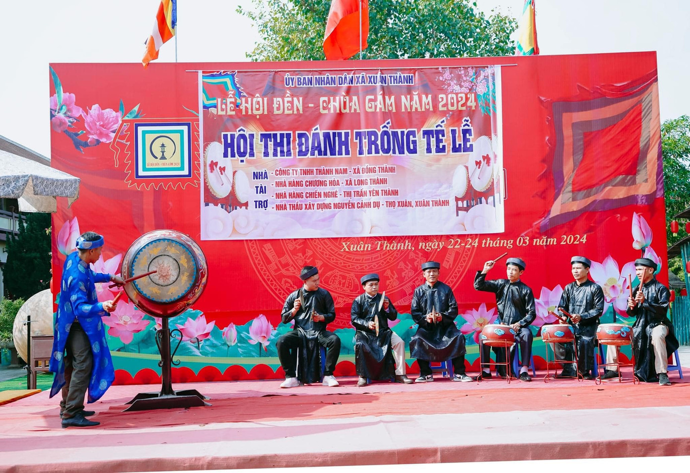 Mỗi đội gồm 7 người, gồm một người phụ trách trống lớn, 3 người đánh trống nhỏ và 3 người đánh nao. Mỗi đội phải đánh 3 hồi trống, thời gian không quá 12 phút. Ảnh: Phật giáo Yên Thành.