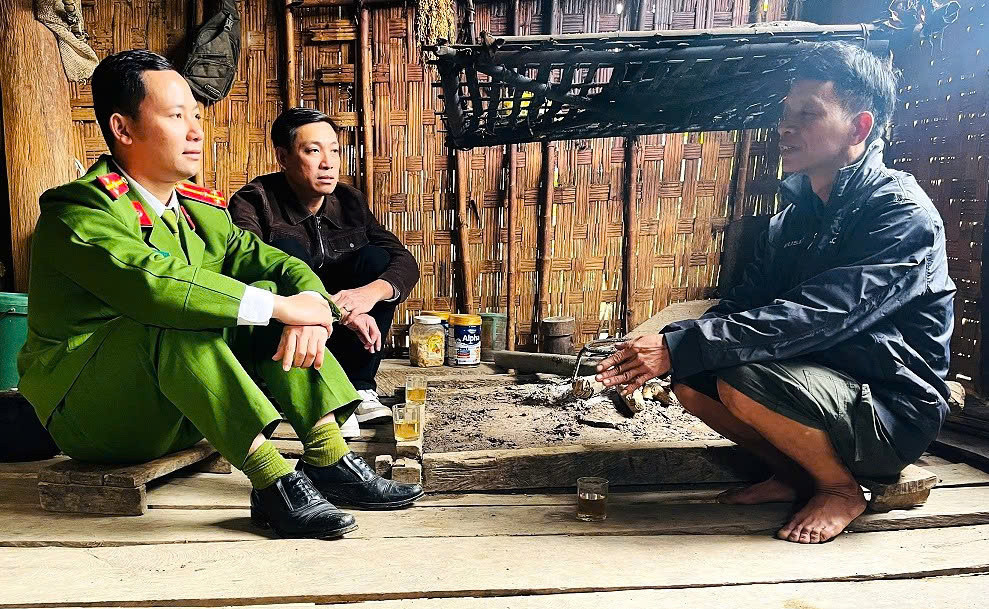 Cũng trong tình trạng tương tự, sau Tết, hơn 50 học sinh lớp 4, lớp 5 của Trường Phổ thông dân tộc bán trú Tiểu học Lượng Minh (xã Lượng Minh, huyện Tương Dương, Nghệ An) vắng mặt. Trước tình trạng này, các thầy cô giáo, công an xã phải lặn lội vào tận nhà các em học sinh để tuyên truyền vận động.