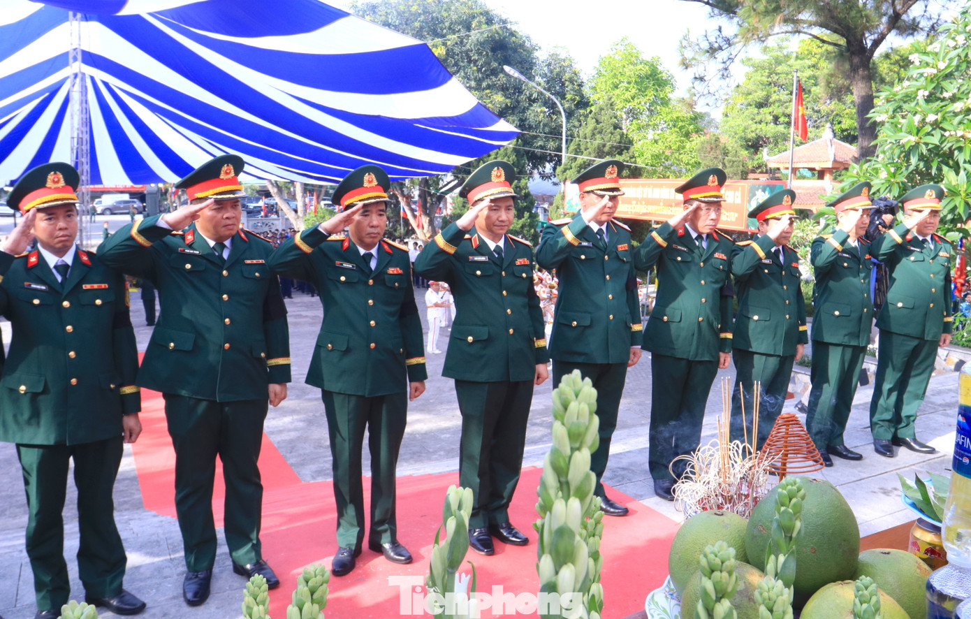 Đoàn đại biểu Quân khu 4 thắp hương viếng các liệt sĩ tại buổi lễ.