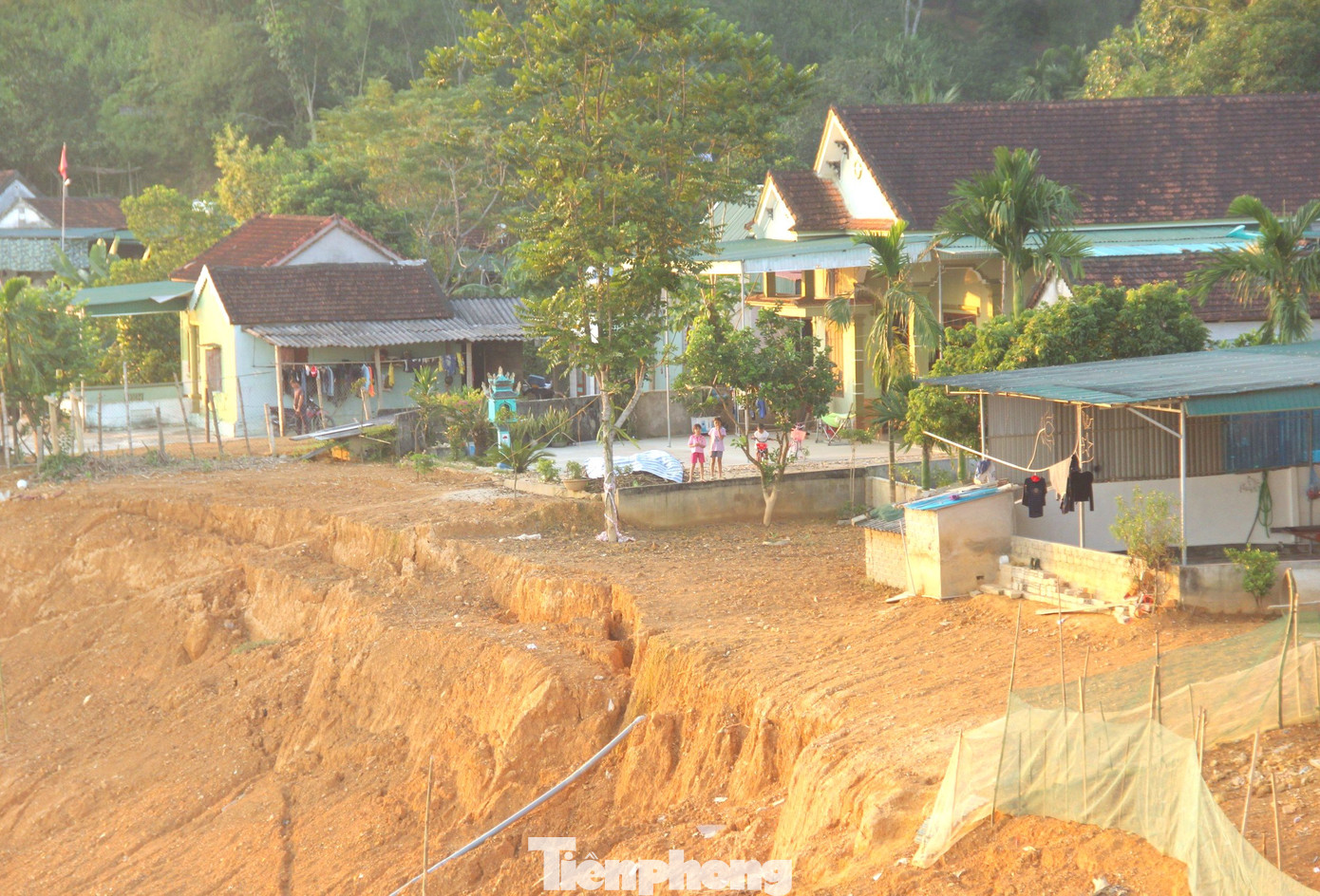 Ông Đặng Ngọc Thiện - Chủ tịch UBND xã Lạng Sơn cho biết, trước đó cơ quan chức năng xã và huyện đã tiến hành xử lý vết nứt, san gạt đất. Tuy nhiên, đó chỉ là biện pháp tạm thời.