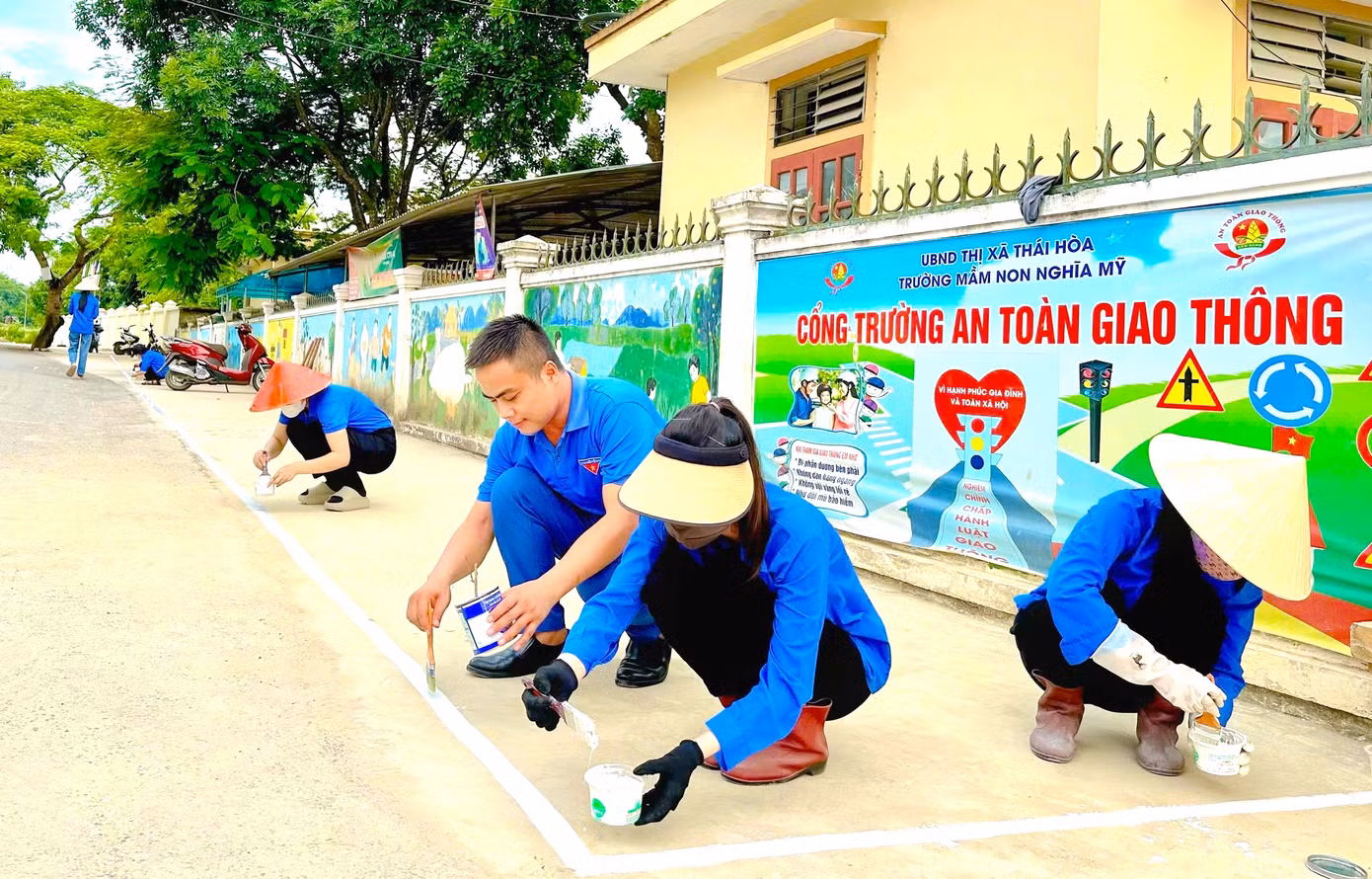 Ngày 5/9, cùng với cả nước, hơn 1.500 trường học trên địa bàn tỉnh Nghệ An tổ chức khai giảng năm học mới. Những ngày qua, các trường học đã tiến hành sửa sang, dọn dẹp vệ sinh khuôn viên trường lớp, đón học sinh về tựu trường.