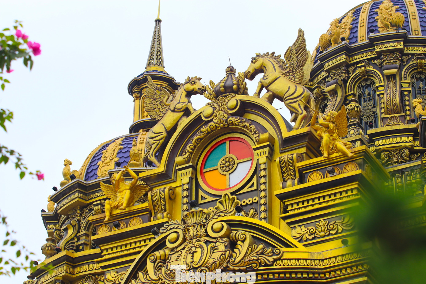 Đến tận mắt chiêm ngưỡng, nhiều du khách choáng ngợp bởi vẻ đẹp và độ xa hoa của tòa lâu đài này. Nhiều du khách cho biết, họ ghé vào thăm lâu đài phần vì tò mò khi nghe đến lâu đài này trên mạng xã hội, phần vì muốn đến chụp hình và “lấy vía”. “Thấy nhiều trên mạng nên hôm nay tranh thủ đến tham quan lâu đài cho biết. Vào tận nơi mới thấy độ hoành tráng, đẹp và đắt tiền của lâu đài này", anh Nguyễn Ngọc Tuấn (trú thành phố Vinh, Nghệ An) chia sẻ.