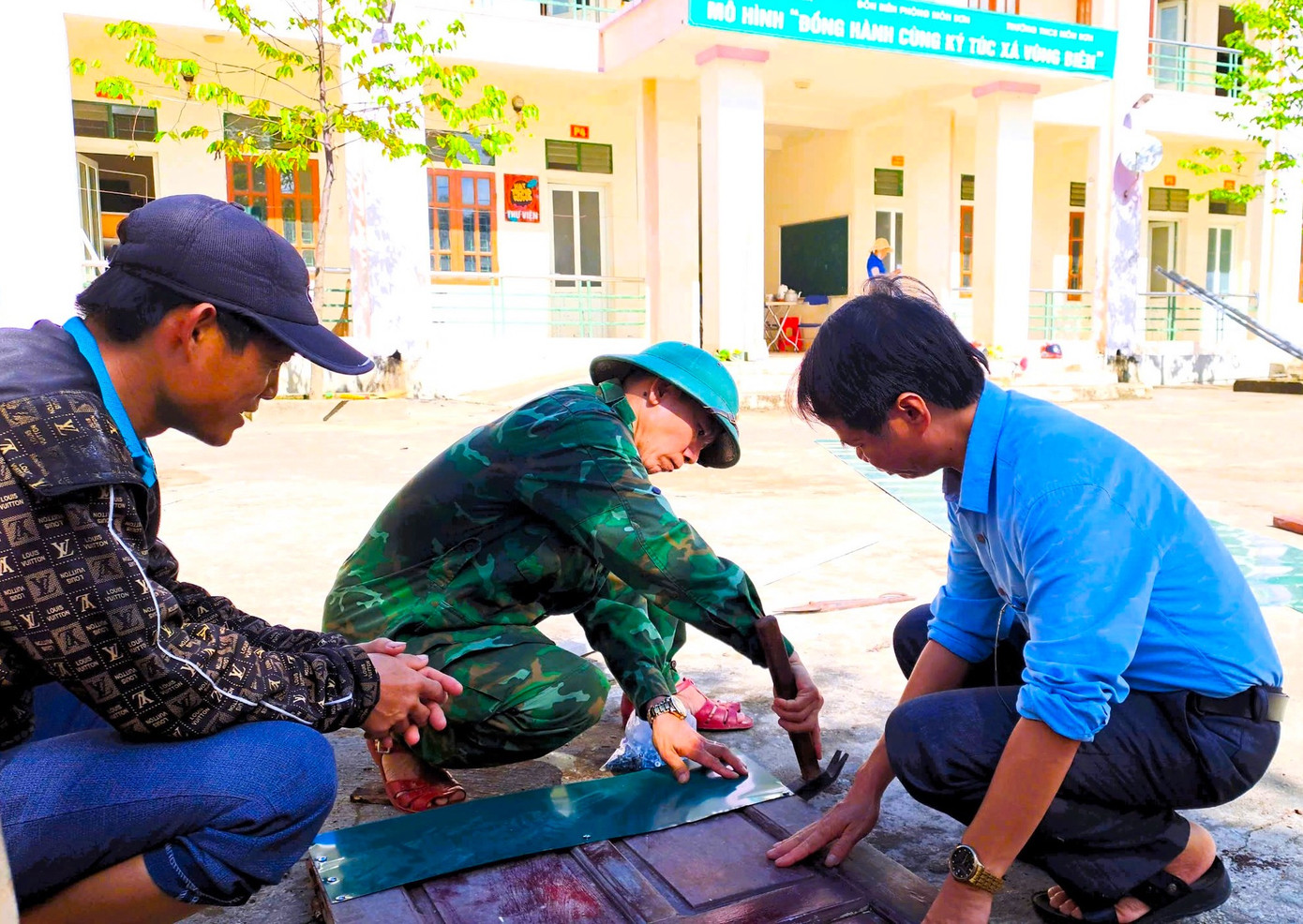 Các cán bộ chiến sĩ biên phòng cùng đoàn viên thanh niên sửa sang lại những cánh cửa đã bị mối mọt hư hỏng. Các cán bộ chiến sĩ biên phòng cùng đoàn viên thanh niên sửa sang lại những cánh cửa đã bị mối mọt hư hỏng.
