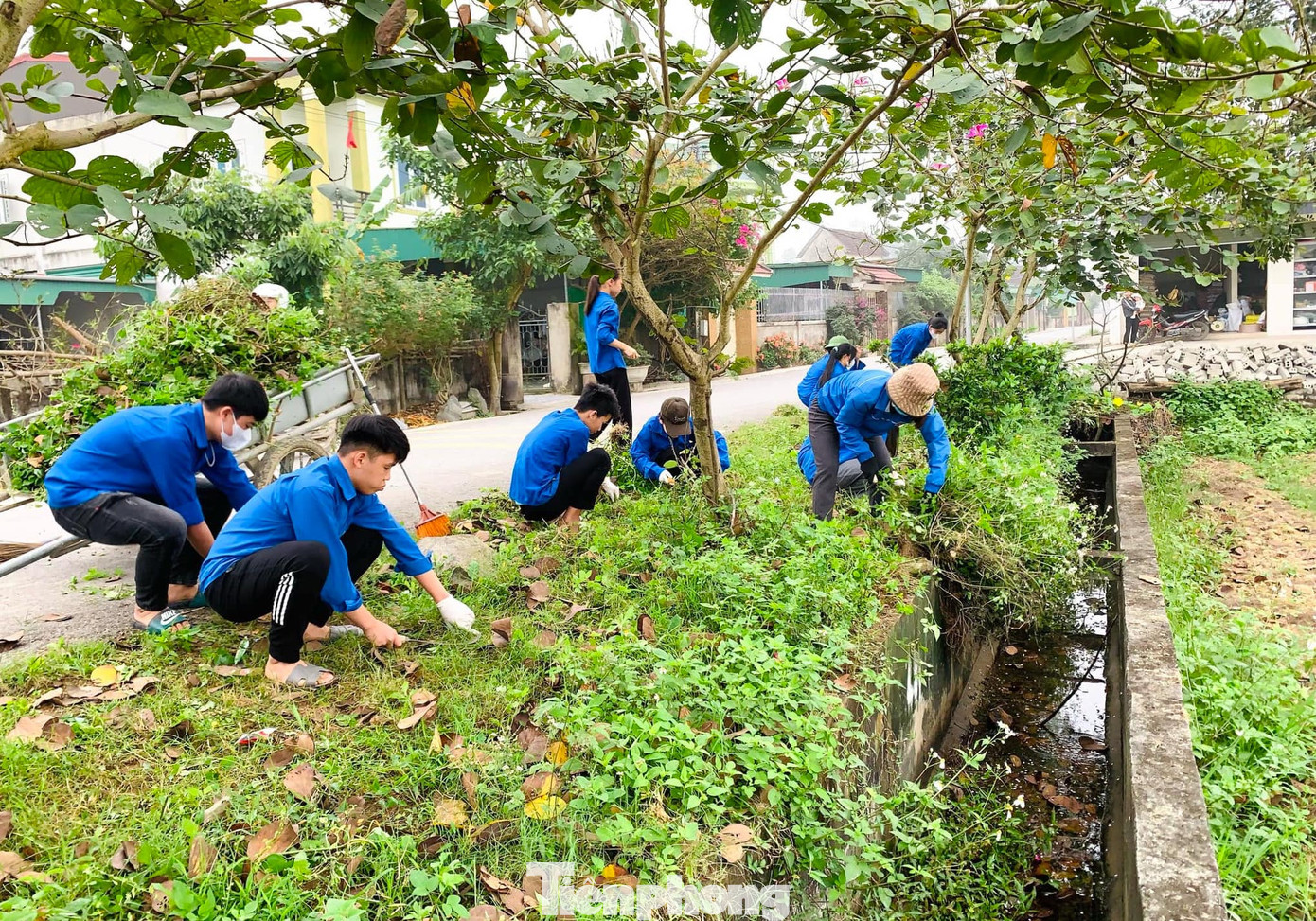 Nhiều tuyến đường được dọn dẹp vệ sinh, tạo cảnh quan môi trường xanh sạch đẹp.