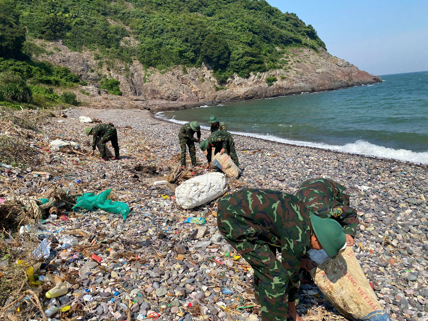 Trên bãi biển tràn ngập các loại rác thải nhựa, xốp, túi bóng...