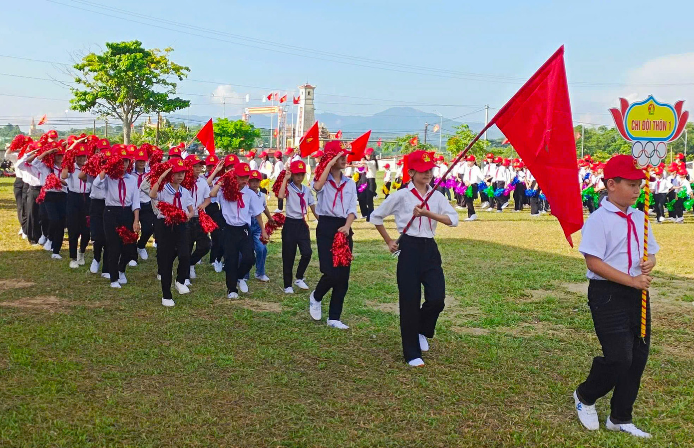 Tại huyện Thanh Chương (Nghệ An), sáng 1/9, UBND xã Thanh Hà phối hợp Đoàn xã tổ chức nhiều hoạt động sôi nổi như: Thi Nghi thức Đội, chấm hội trại... Các hoạt động đã mang đến không khí vui tươi, sôi động và hấp dẫn.