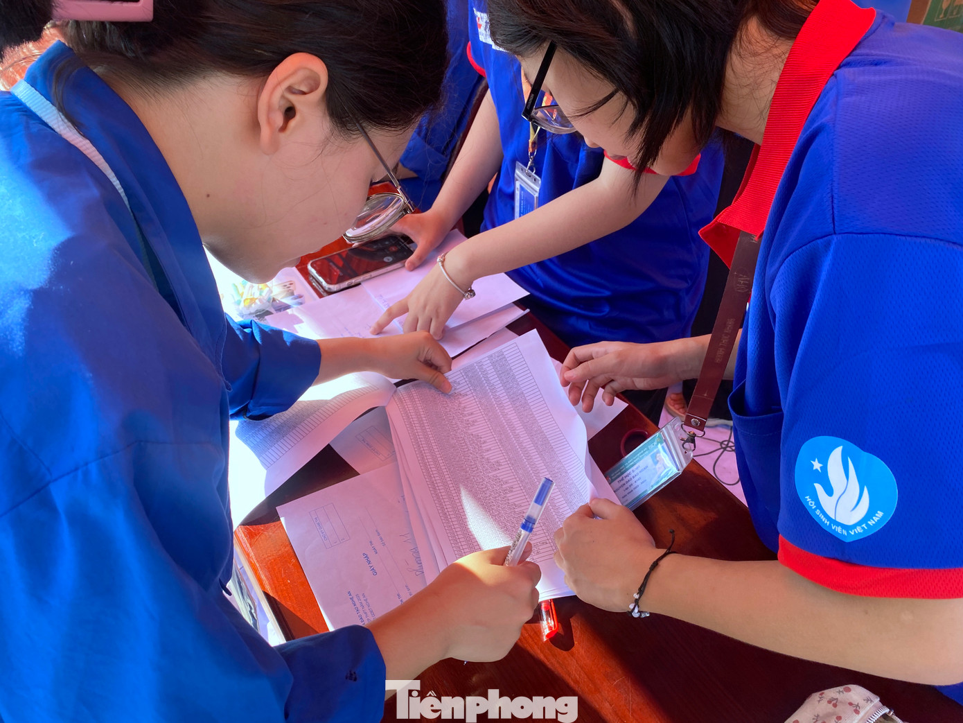 Các thanh niên tình nguyện căng mắt rà soát từng học sinh vắng mặt để gọi hỗ trợ. Các thanh niên tình nguyện căng mắt rà soát từng học sinh vắng mặt để gọi hỗ trợ.