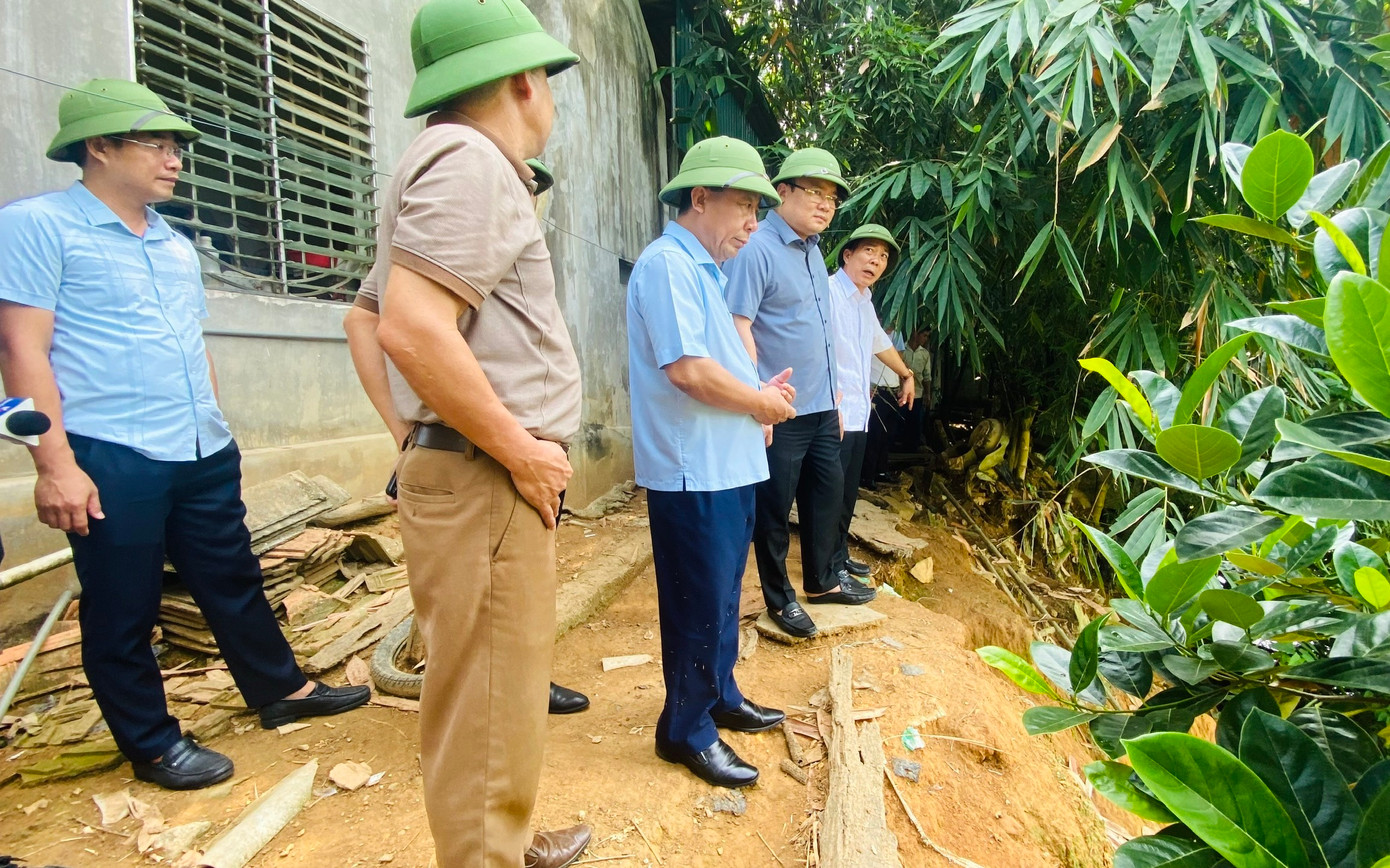 Ngày 5/9, ông Nguyễn Văn Đệ - Phó Chủ tịch UBND tỉnh Nghệ An dẫn đầu đoàn công tác của UBND tỉnh đã đến kiểm tra công tác ứng phó bão số 3 tại huyện Tân Kỳ và thị xã Hoàng Mai. Phó Chủ tịch UBND tỉnh yêu cầu các địa phương theo dõi sát thông tin dự báo, diễn biến của bão số 3 để triển khai công tác ứng phó kịp thời theo phương châm “bốn tại chỗ”.