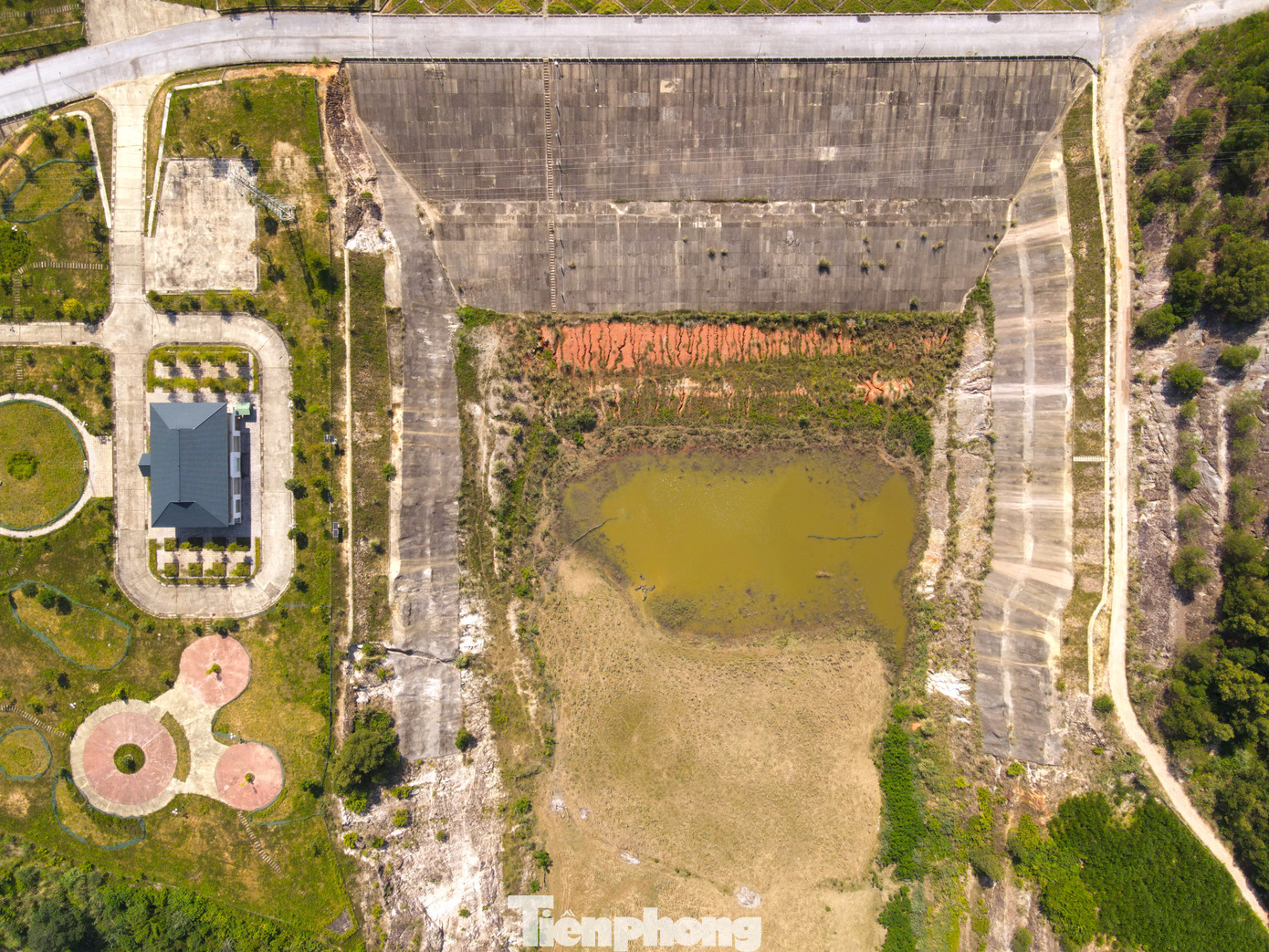 Nhìn từ trên cao, đại dự án Bản Mồng hoang tàn, nhếch nhác.