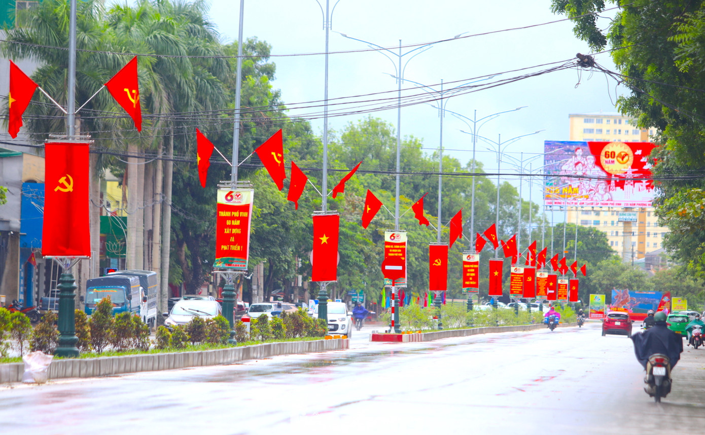 Dọc các tuyến phố, các công sở trên địa bàn được khoác lên mình một màu rực rỡ cờ hoa, băng rôn khẩu hiệu.