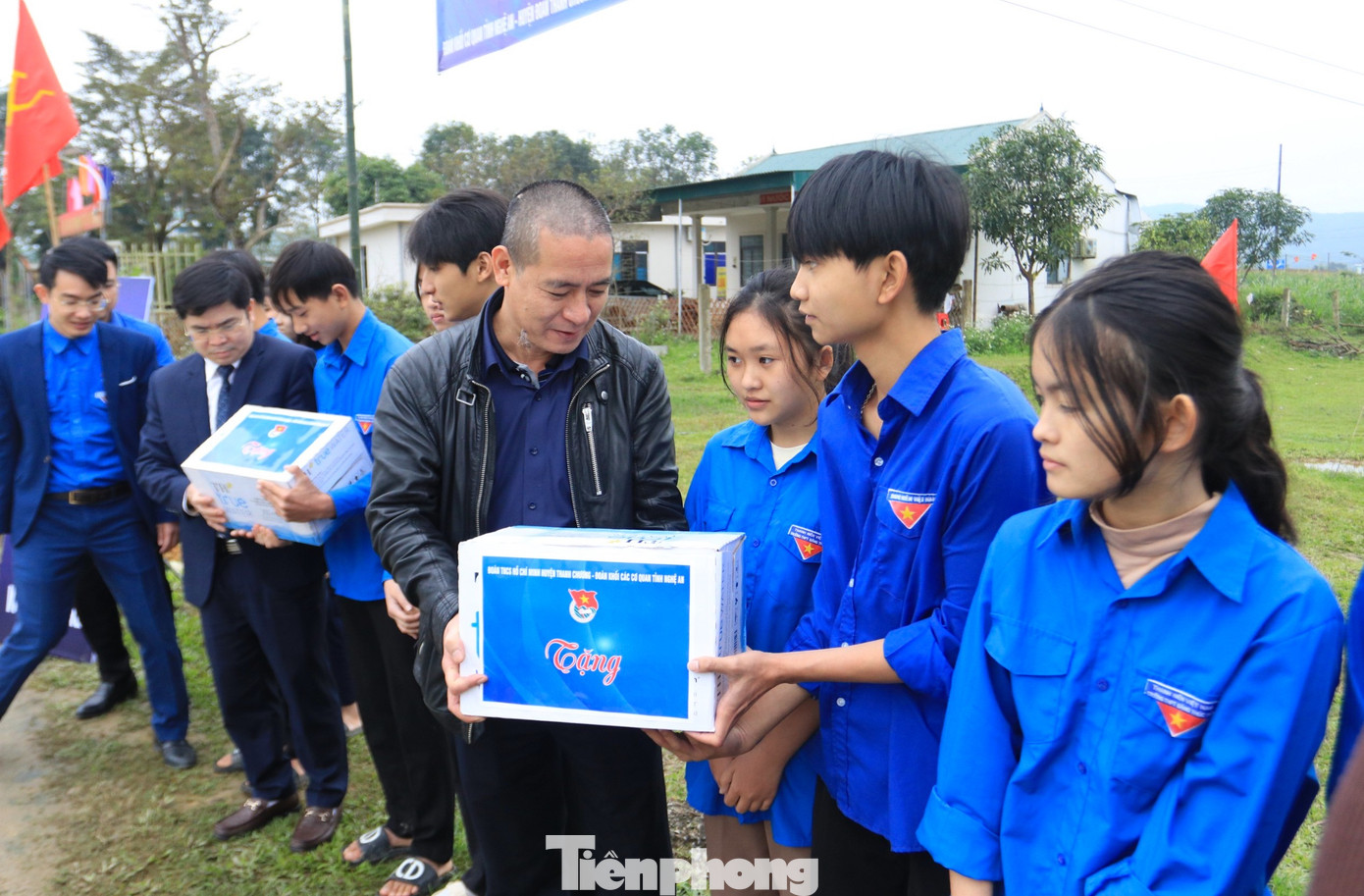 Ông Trình Văn Nhã - Chủ tịch UBND huyện Thanh Chương và Nhà báo Trần Quang Long - Trưởng Văn phòng đại diện Báo Tiền Phong tại Bắc Trung Bộ trao quà khích lệ các đoàn viên thanh niên tình nguyện tham gia xây dựng nông thôn mới, các công trình phần việc thanh niên ý nghĩa. Ông Trình Văn Nhã - Chủ tịch UBND huyện Thanh Chương và Nhà báo Trần Quang Long - Trưởng Văn phòng đại diện Báo Tiền Phong tại Bắc Trung Bộ trao quà khích lệ các đoàn viên thanh niên tình nguyện tham gia xây dựng nông thôn mới, các công trình phần việc thanh niên ý nghĩa.