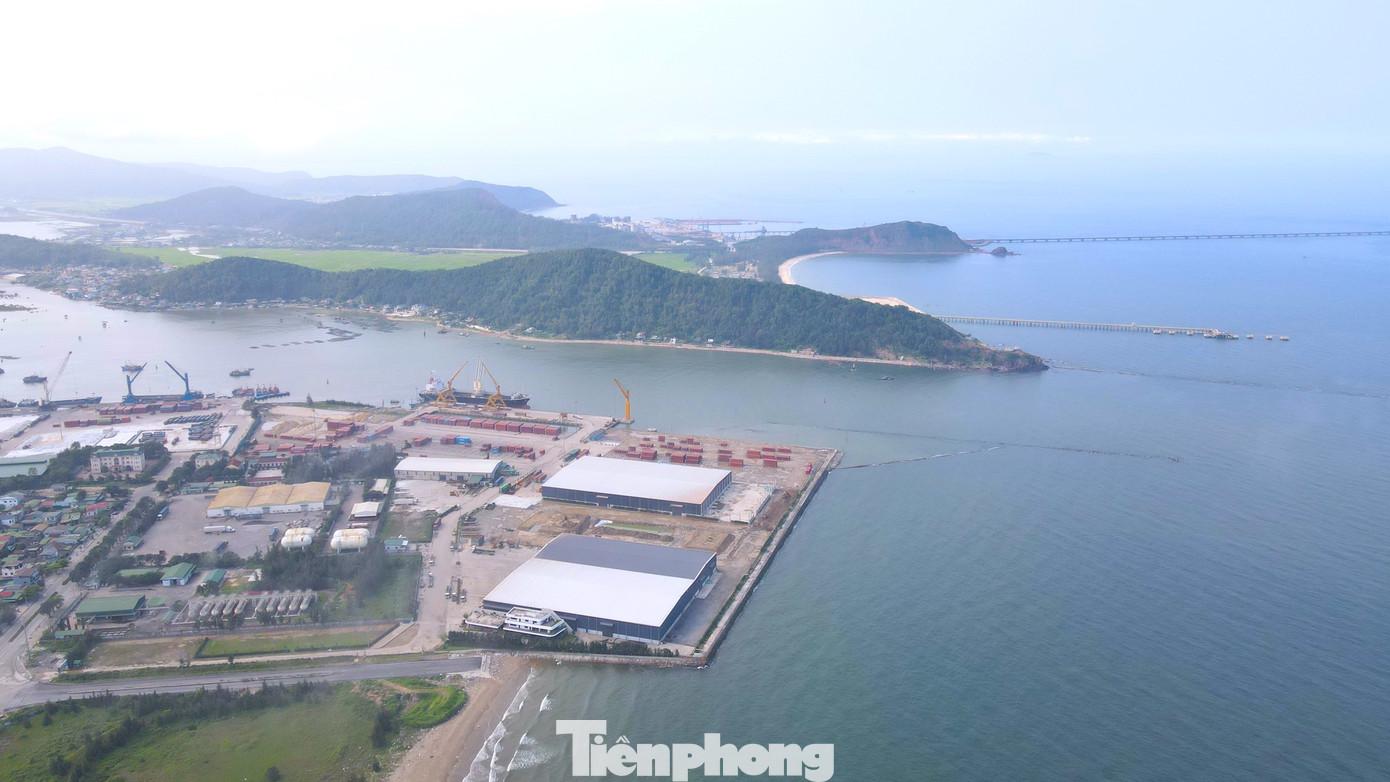 Toàn cảnh Cảng nước sâu Cửa Lò nhìn từ thị xã Cửa Lò, Nghệ An. Toàn cảnh Cảng nước sâu Cửa Lò nhìn từ thị xã Cửa Lò, Nghệ An.