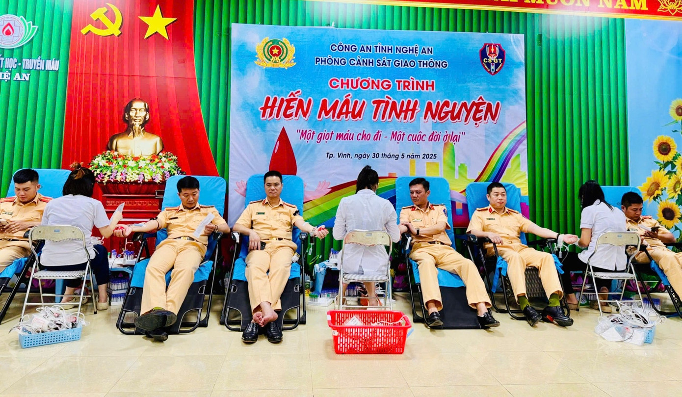 Lực lượng CSGT Công an tỉnh Nghệ An tham gia hiến máu cứu người.