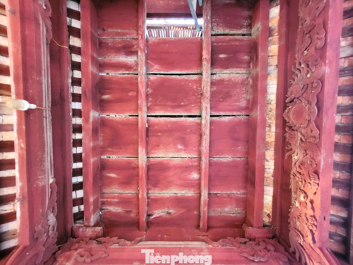 Đây là một ngôi nhà có 4 cột, 2 tầng, 8 mái với các đầu đao cong vút. Một số tài liệu ghi chép thể hiện, nghi môn đền Cả là nơi các vị chức sắc hương hào, trưởng lão nghỉ ngơi và tịnh túc trước khi vào đền tế thần. Công trình này có hình dạng như Khuê Văn Các tại Văn miếu Quốc Tử Giám. Tầng dưới của nghi môn để trống, tầng trên có 4 cửa thông ra 4 hướng và thông xuống tầng dưới bằng một lỗ cửa của ván trần. Ngày nay người dân hàn một chiếc thang sắt để leo lên tầng trên thắp hương ngày lễ.