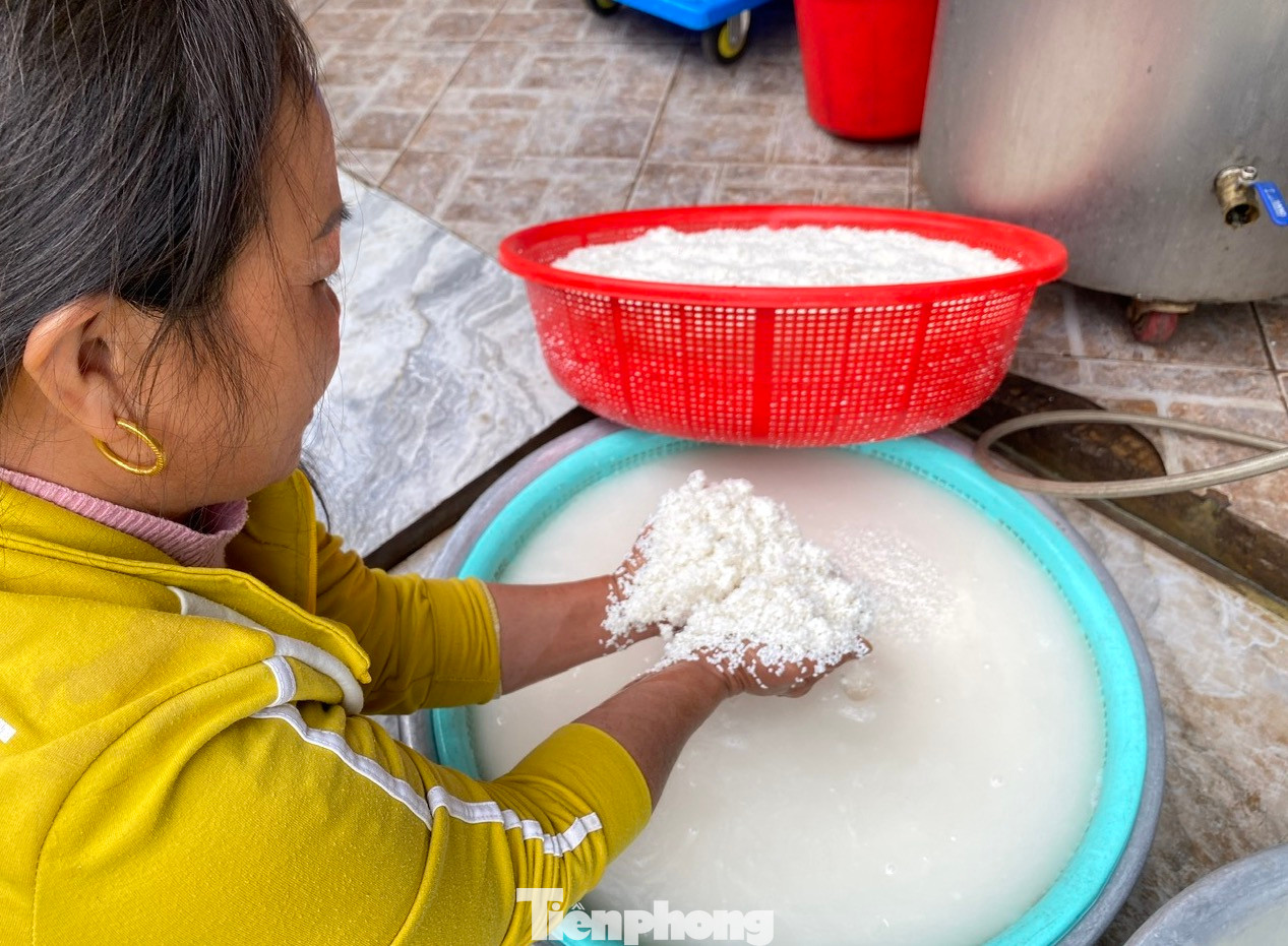 Trong đó, nếp để gói bánh là quan trọng nhất vì sẽ tạo nên độ dẻo cho bánh. Nếp được chọn phải là loại đặc biệt, hạt to tròn, trắng. Sau khi ngâm, người dân sẽ rửa sạch, kỹ để không bị lẫn tạp chất bẩn.