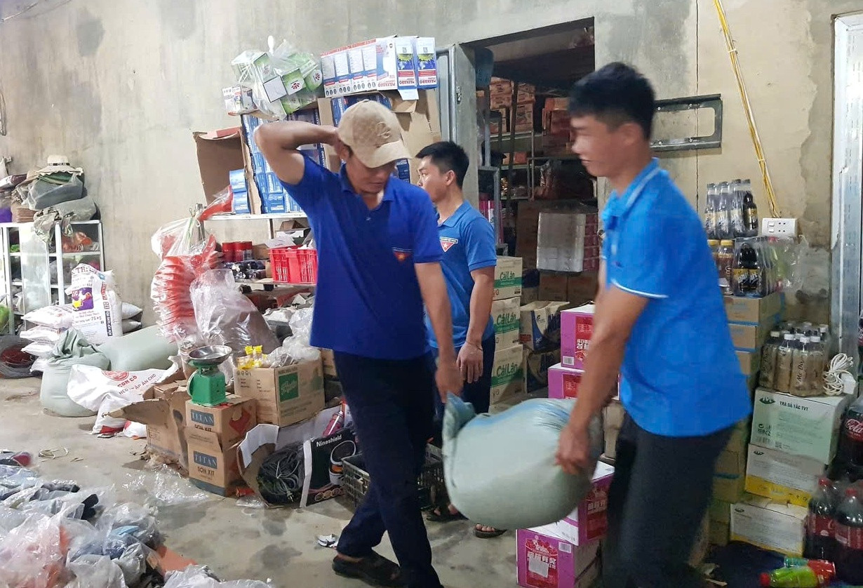 Cụ thể, 2 ngày qua các đơn vị, đội hình tình nguyện đã thực hiện nhiều nhiệm vụ thiết thực như: hỗ trợ người dân thu hoạch lúa; chằng chống nhà cửa, chuồng trại, di dời dân cư, hàng hóa sang các địa điểm an toàn; lập các chốt chặn, biển cảnh báo nguy hiểm sớm tại nơi có nước sâu, lốc xoáy, khu vực có nguy cơ cao xảy ra lũ quét ngập úng; Chủ động tuyên truyền, cảnh báo cơn bão số 3 trên các kênh website, mạng xã hội, zalo của Đoàn, Hội... tập trung đẩy mạnh công tác tuyên truyền sâu rộng bằng nhiều hình thức về các quy định và kỹ năng phòng, chống thiên tai, cảnh báo tác động và các kịch bản ứng phó cho người dân và thanh thiếu nhi.