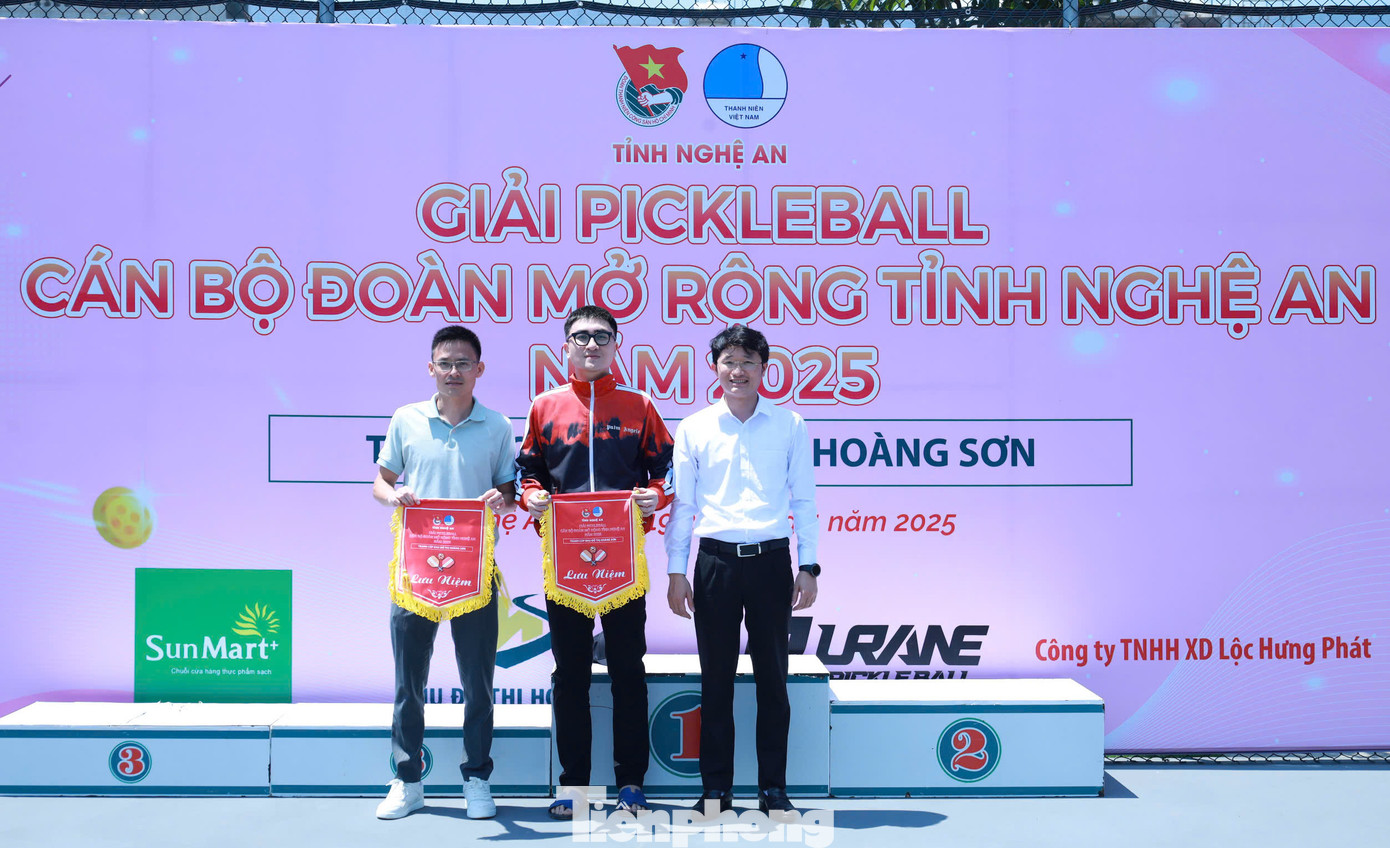 Tham dự giải đấu có hơn 200 vận động viên là cán bộ đoàn trên địa bàn tỉnh Nghệ An. Các vận động viên tranh tài ở các nội dung: Đôi nam cán bộ đoàn, đôi nữ cán bộ, đôi nam khách mời, đôi nữ khách mời. Tham dự giải đấu có hơn 200 vận động viên là cán bộ đoàn trên địa bàn tỉnh Nghệ An. Các vận động viên tranh tài ở các nội dung: Đôi nam cán bộ đoàn, đôi nữ cán bộ, đôi nam khách mời, đôi nữ khách mời.