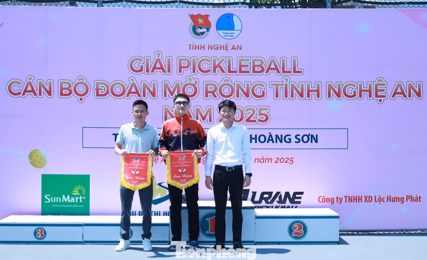 Tham dự giải đấu có hơn 200 vận động viên là cán bộ đoàn trên địa bàn tỉnh Nghệ An. Các vận động viên tranh tài ở các nội dung: Đôi nam cán bộ đoàn, đôi nữ cán bộ, đôi nam khách mời, đôi nữ khách mời.