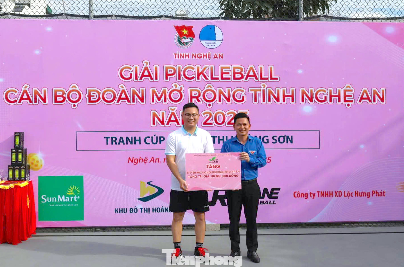 Trung tâm tình nguyện Quốc gia khu vực miền Trung đã trao tặng 8 điều hòa trị giá 80 triệu đồng cho các trường trên địa bàn huyện Anh Sơn; Trao tặng 500 lá cờ Tổ quốc cho ngư dân bám biển huyện Diễn Châu. Trung tâm tình nguyện Quốc gia khu vực miền Trung đã trao tặng 8 điều hòa trị giá 80 triệu đồng cho các trường trên địa bàn huyện Anh Sơn; Trao tặng 500 lá cờ Tổ quốc cho ngư dân bám biển huyện Diễn Châu.