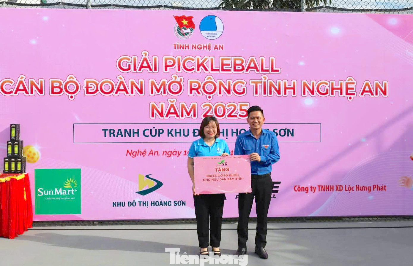 Trung tâm tình nguyện Quốc gia khu vực miền Trung đã trao tặng 8 điều hòa trị giá 80 triệu đồng cho các trường trên địa bàn huyện Anh Sơn; Trao tặng 500 lá cờ Tổ quốc cho ngư dân bám biển huyện Diễn Châu. Trung tâm tình nguyện Quốc gia khu vực miền Trung đã trao tặng 8 điều hòa trị giá 80 triệu đồng cho các trường trên địa bàn huyện Anh Sơn; Trao tặng 500 lá cờ Tổ quốc cho ngư dân bám biển huyện Diễn Châu.