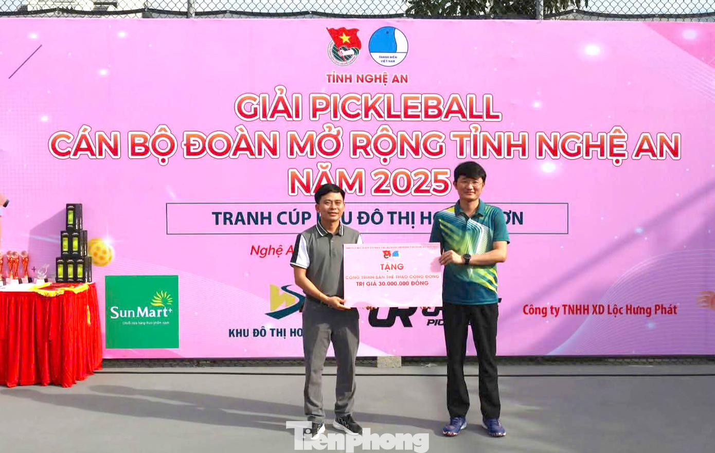 Tại giải đấu, Ban Tổ chức trao 10 suất học bổng cho học sinh nghèo vượt khó huyện Diễn Châu; trao tặng công trình sân thể thao cộng đồng trị giá 30 triệu đồng cho thiếu nhi huyện Diễn Châu. Tại giải đấu, Ban Tổ chức trao 10 suất học bổng cho học sinh nghèo vượt khó huyện Diễn Châu; trao tặng công trình sân thể thao cộng đồng trị giá 30 triệu đồng cho thiếu nhi huyện Diễn Châu.