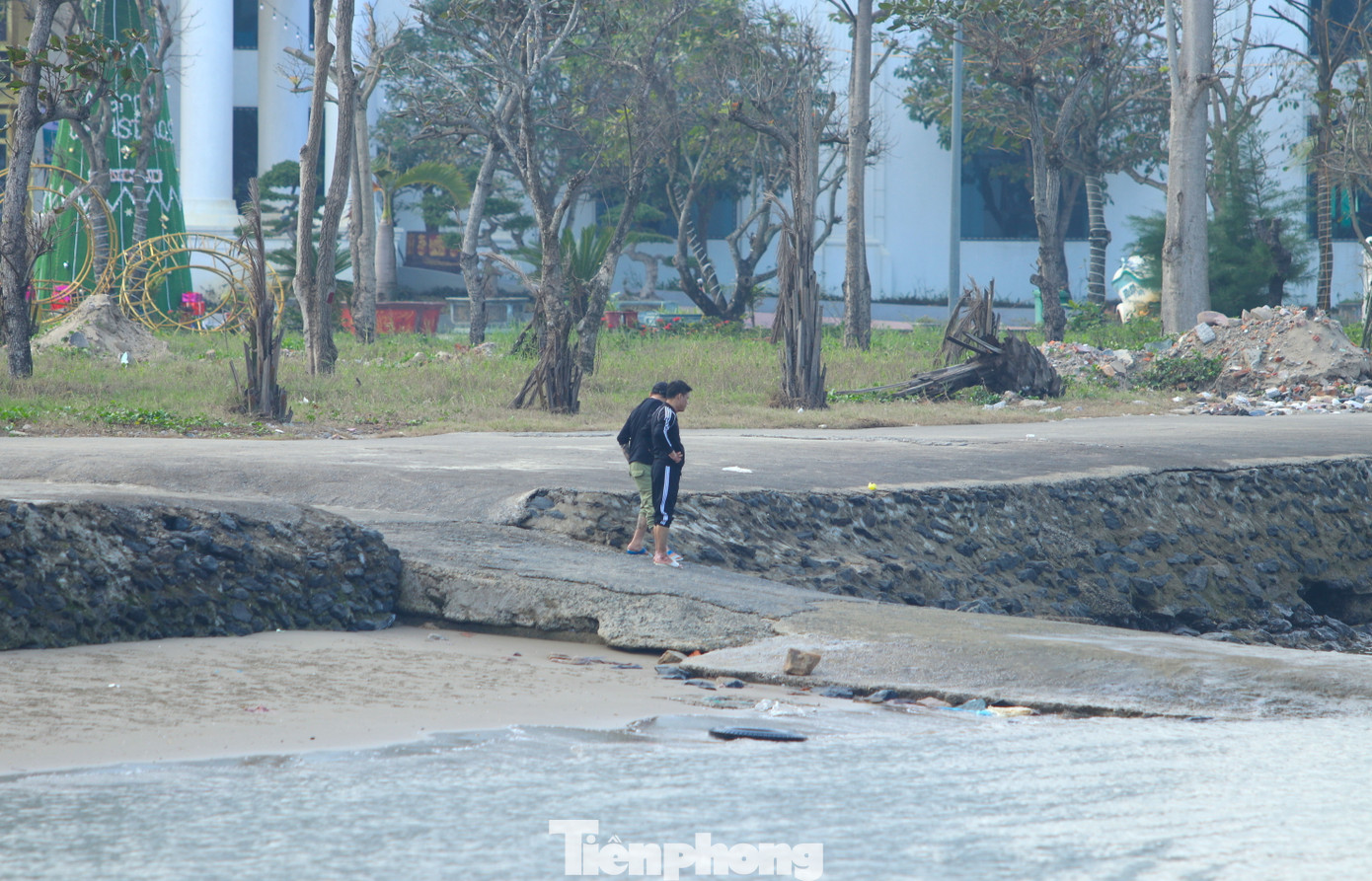 Hạng mục kè biển không nằm trong quy hoạch nhưng được chủ đầu tư đổ bê tông, xây dựng với nhiều bậc lên xuống nối từ khu vực bể bơi khách sạn kéo đến nhà hàng Lan Châu dưới chân đảo. Nay thay vì đi bộ trên bãi cát để ngắm biển, người dân lại đi trên những con đường bê tông đã được chủ đầu tư xây dựng. Hạng mục kè biển không nằm trong quy hoạch nhưng được chủ đầu tư đổ bê tông, xây dựng với nhiều bậc lên xuống nối từ khu vực bể bơi khách sạn kéo đến nhà hàng Lan Châu dưới chân đảo. Nay thay vì đi bộ trên bãi cát để ngắm biển, người dân lại đi trên những con đường bê tông đã được chủ đầu tư xây dựng.