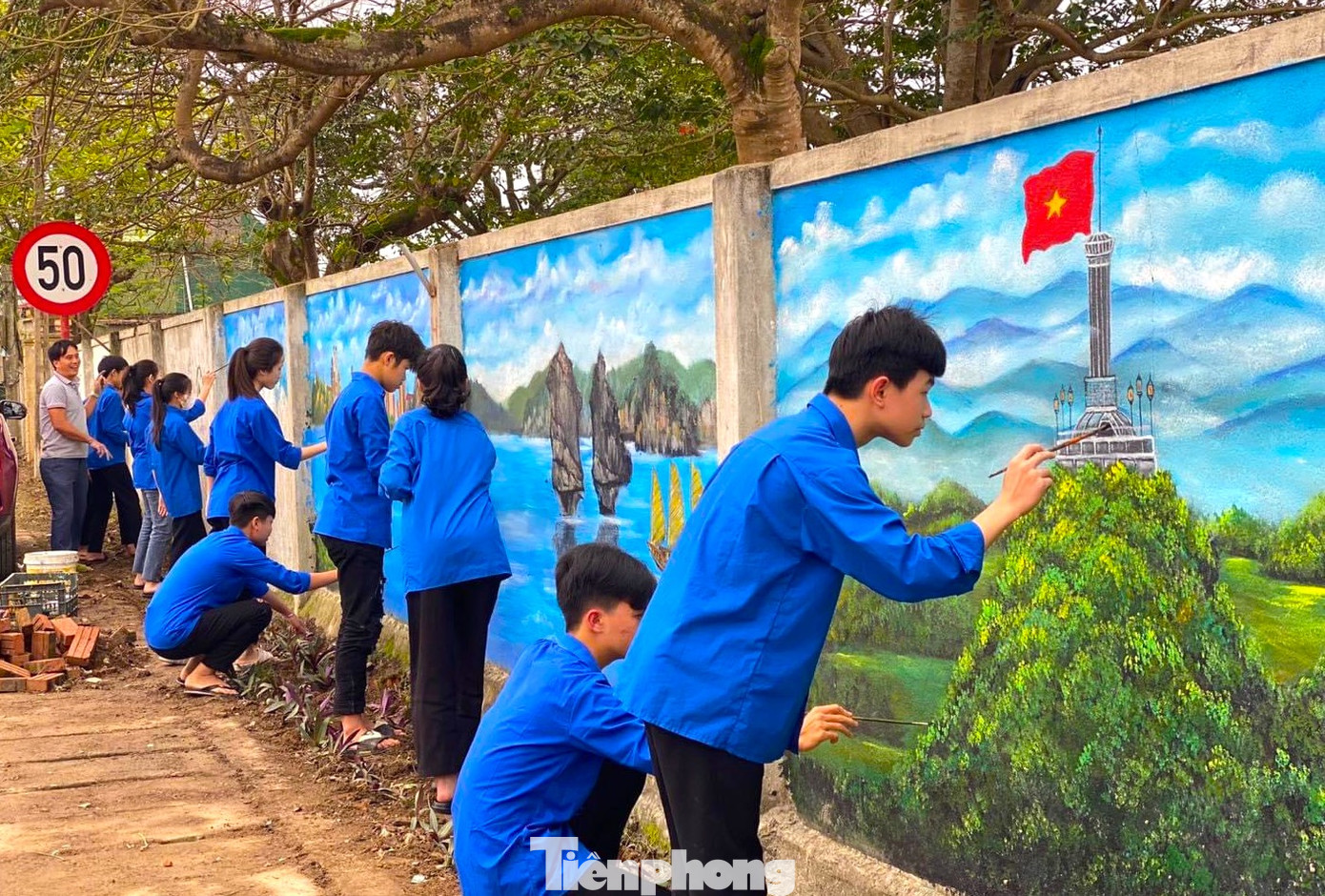 Anh Lê Văn Dũng - Phó Bí thư Huyện Đoàn Thanh Chương cho biết, gần 100 đoàn viên thanh niên được huy động để thực hiện công trình "Con đường bích họa". Chủ đề được chọn để vẽ lên những bức tường là các danh lam thắng cảnh, phong cảnh quê hương trên mọi miền Tổ quốc. Để các bức tranh đẹp và có hồn nhằm quảng bá danh lam thắng cảnh đất nước, đơn vị phải thuê thêm một số thợ chính để cùng đoàn viên thực hiện vẽ tranh.