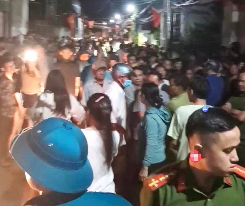 Chính quyền xã Quỳnh Long đã huy động lực lượng công an xuống để đảm bảo tình hình an ninh trật tự. Chính quyền xã Quỳnh Long đã huy động lực lượng công an xuống để đảm bảo tình hình an ninh trật tự.