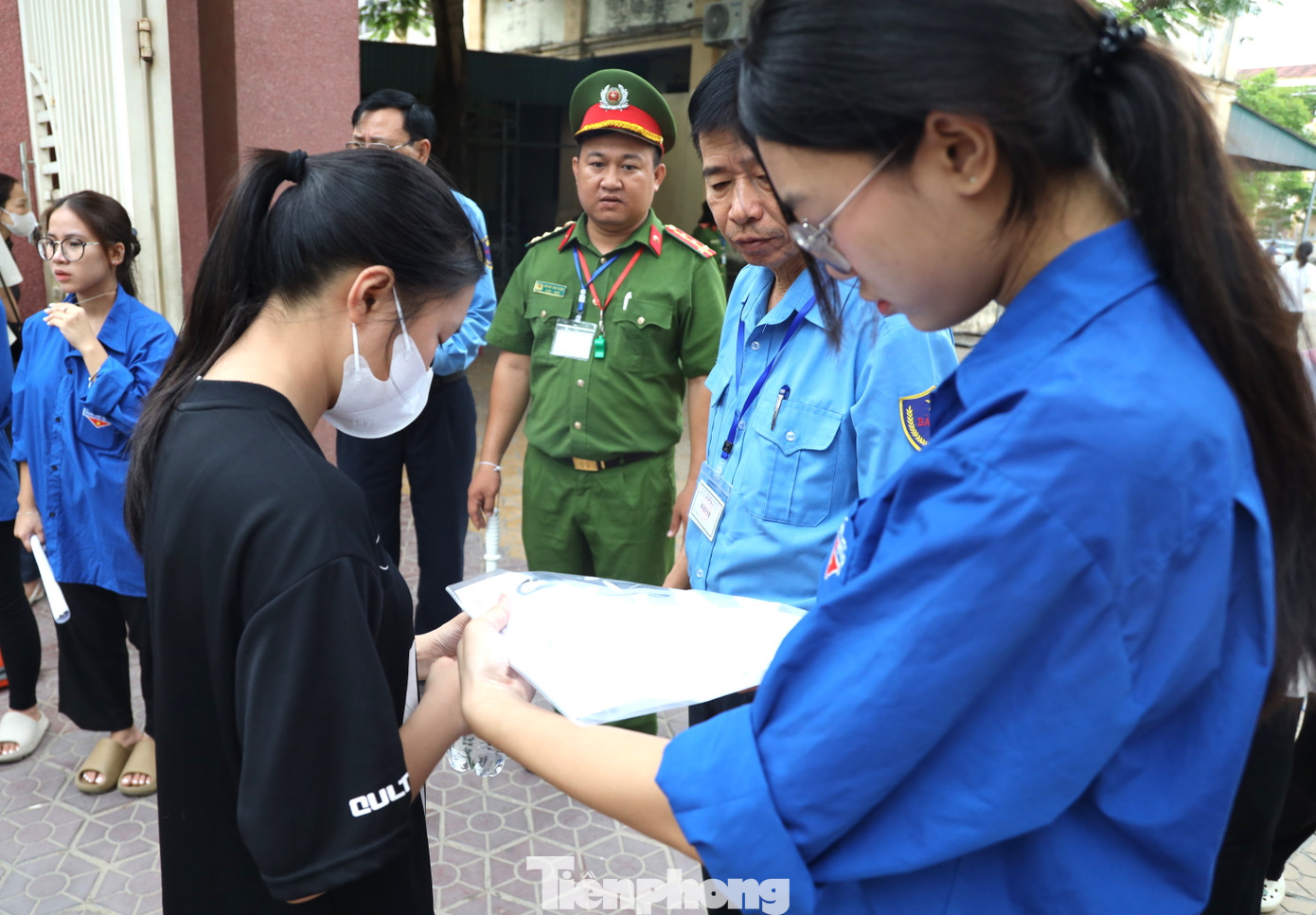 Các đoàn viên còn hỗ trợ lực lượng chức năng kiểm soát các túi đồ của thí sinh mang vào để hướng dẫn thí sinh gửi đồ, tránh vi phạm quy chế thi. Các đoàn viên còn hỗ trợ lực lượng chức năng kiểm soát các túi đồ của thí sinh mang vào để hướng dẫn thí sinh gửi đồ, tránh vi phạm quy chế thi.