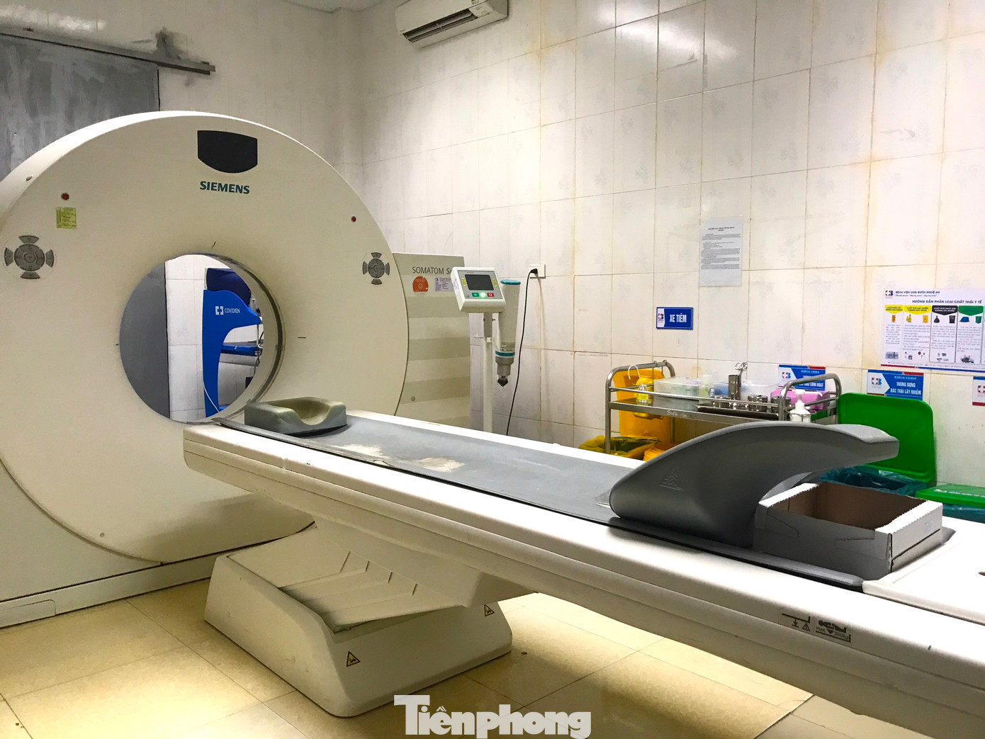 Hệ thống máy chụp CT cắt lớp vi tính tại Bệnh viện Ung Bướu Nghệ An bị hỏng từ lâu nhưng chưa được sửa chữa, chưa được mua sắm mới. Hệ thống máy chụp CT cắt lớp vi tính tại Bệnh viện Ung Bướu Nghệ An bị hỏng từ lâu nhưng chưa được sửa chữa, chưa được mua sắm mới.