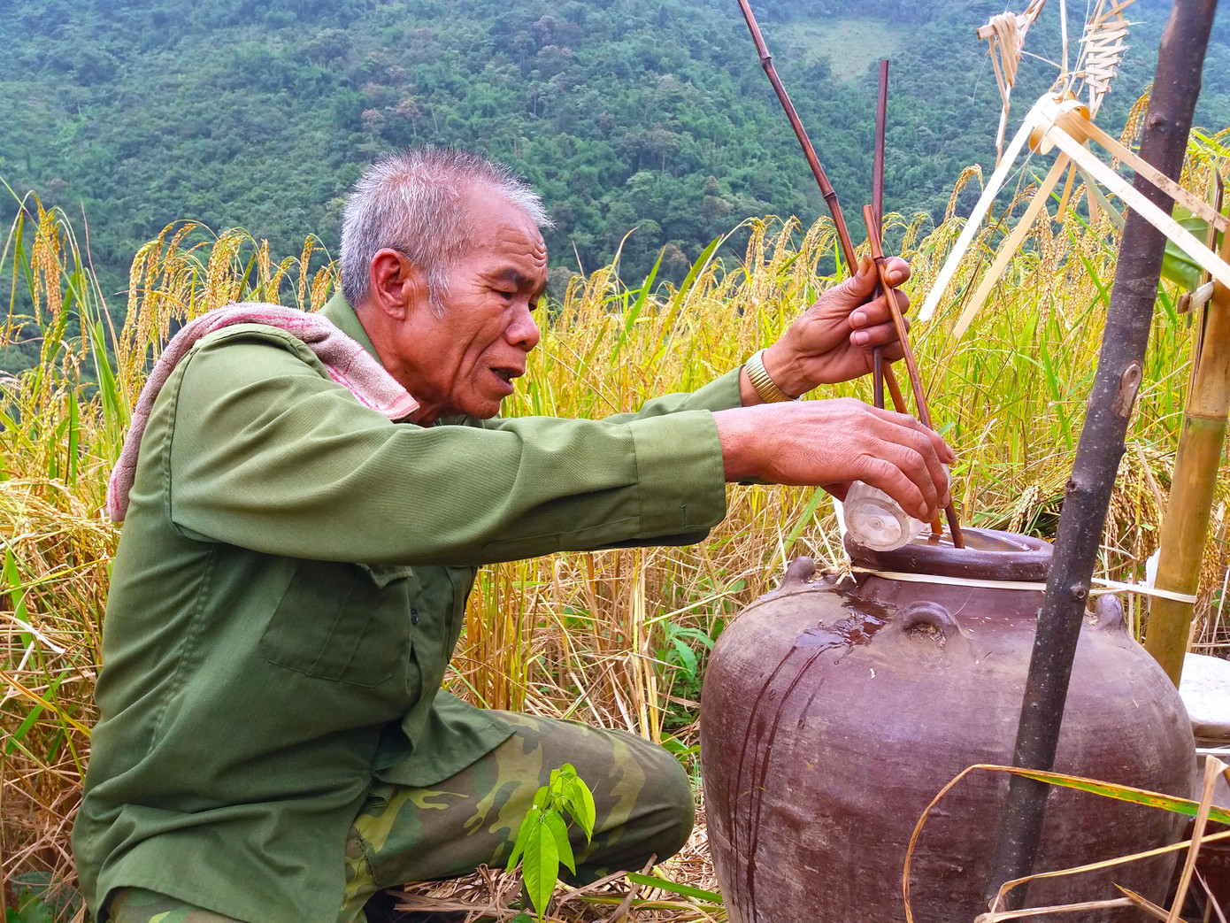 Thứ không thể thiếu trong mâm lễ chính là những vò rượu cần. Ảnh: Lữ Phú.