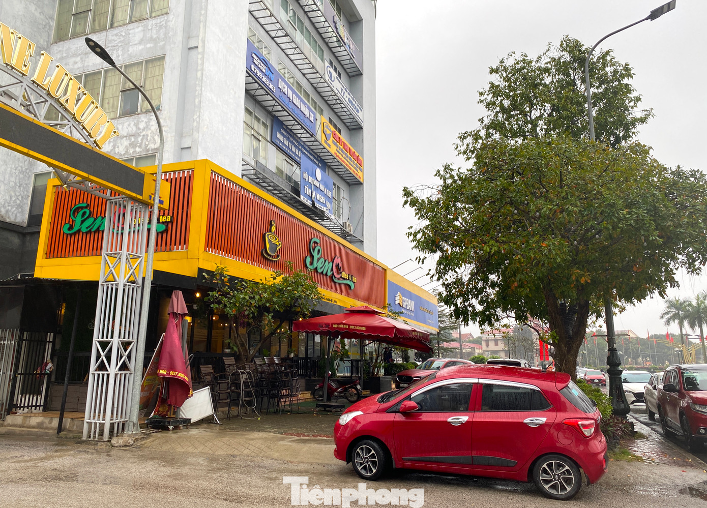 Tầng 1 của tòa nhà 7 tầng phía Đại lộ Lê Nin được sử dụng cho bán cafe và ngân hàng.