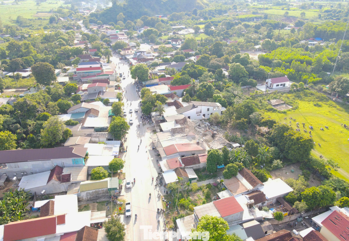 Hiện trường nơi xảy ra vụ nổ là khu dân cư đông đúc nên người dân rất hoang mang lo lắng.