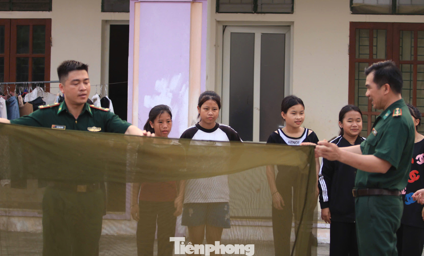 “Thời gian đầu, chúng tôi phải dạy các em từ cách việc gấp chăn màn, vệ sinh cá nhân đến việc vệ sinh dọn dẹp, giặt quần áo. Dần dần các em cũng quen với nền nếp và giờ giấc”, Thiếu tá Phan Văn Thắm nói và cho biết, mùa hè các em sẽ dậy từ 5h sáng còn mùa đông sẽ thức dậy lúc 5h30.