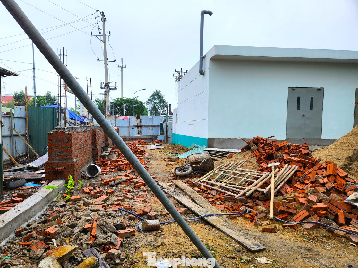 Bên trong khuôn viên bệnh viện vẫn còn nhiều khu vực ngổn ngang, chưa hoàn thiện. Nhiều khu vực vẫn đang tiếp tục được xây dựng nhưng vắng bóng công nhân làm việc.