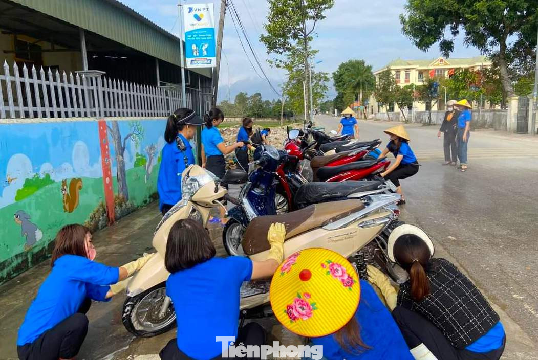 “Dịp Tết những năm trước, các cô thường góp mỗi người một ít để mua quà Tết tặng các em. Năm nay, chi đoàn muốn hoạt động này thêm ý nghĩa hơn nên đề xuất nhà trường cho các cô tranh thủ thời gian rảnh rửa xe để gây quỹ từ thiện. Từ đó có thêm nguồn quỹ mua quà động viên các em dịp Tết này”, chị Nguyễn Thị Hành chia sẻ.