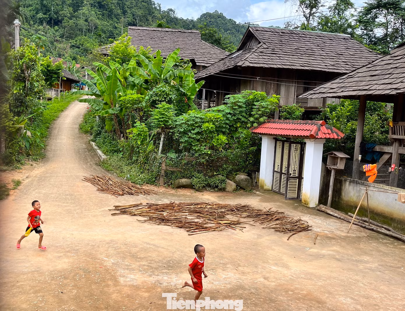 Ông Lô Văn Việt - Chủ tịch UBND xã Hạnh Dịch cho biết người dân tộc Thái ở làng Mường Đán còn giữ gìn nguyên vẹn những nét văn hóa đặc trưng của dân tộc mình, từ ngôn ngữ, văn hóa, phong tục tập quán, trang phục… Với những nét văn hóa đặc trưng, Mường Đán hiện nay đang trở thành điểm du lịch cộng đồng thu hút lượng lớn du khách trong và ngoài tỉnh về trải nghiệm.