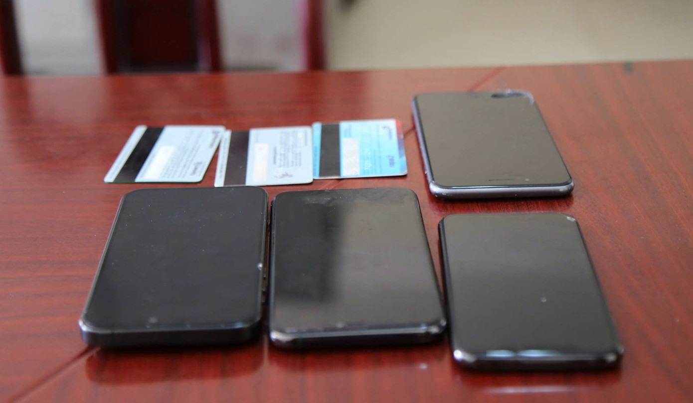 Tang vật công an thu giữ từ các đối tượng. Tang vật công an thu giữ từ các đối tượng.