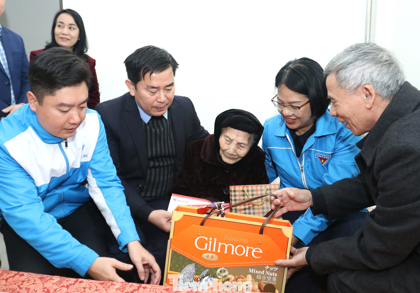 Sau khi động viên thăm hỏi, đoàn công tác đã trao tặng những phần quà ý nghĩa gồm 5 triệu đồng tiền mặt, quà bánh, khăn nhung lụa và Báo Tiền Phong số đặc biệt chào Xuân Giáp Thìn 2024. Sau khi động viên thăm hỏi, đoàn công tác đã trao tặng những phần quà ý nghĩa gồm 5 triệu đồng tiền mặt, quà bánh, khăn nhung lụa và Báo Tiền Phong số đặc biệt chào Xuân Giáp Thìn 2024.