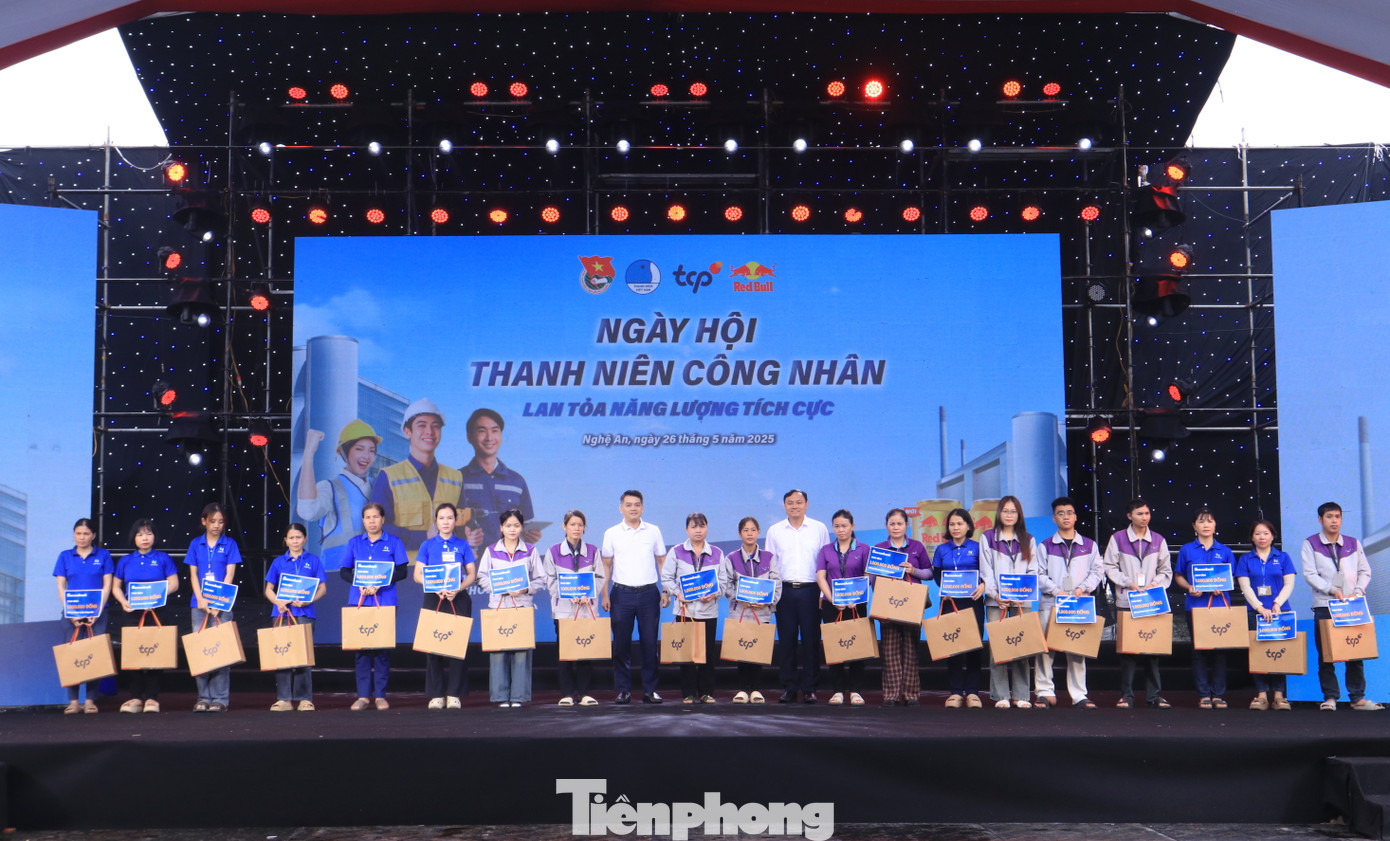 Ban Tổ chức trao tặng 40 phần quà cho 40 thanh niên công nhân có hoàn cảnh khó khăn. Ban Tổ chức trao tặng 40 phần quà cho 40 thanh niên công nhân có hoàn cảnh khó khăn.