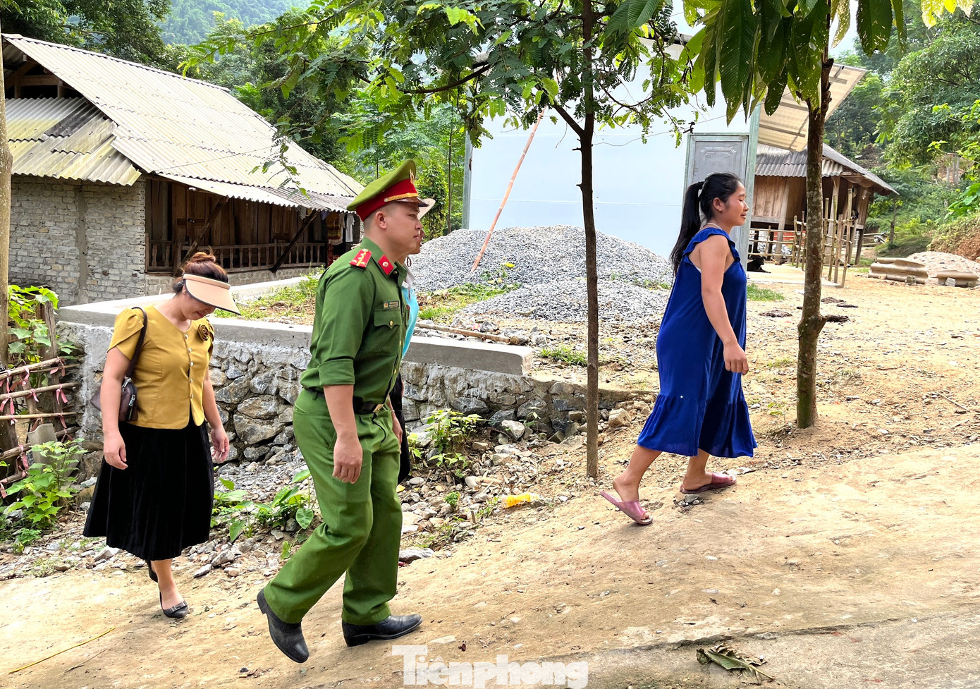 “Tổ canh gác bào thai” được thành lập với 10 thành viên gồm lãnh đạo Ủy ban xã, Công an xã, Hội phụ nữ xã, Trưởng các bản. Nhiệm vụ của tổ công tác là tuyên truyền về phòng chống mua bán người và di cư trái phép, lập danh sách những người phụ nữ đang mang thai để theo dõi, nắm bắt tư tưởng và tuyên truyền để ngăn chặn. Tổ công tác cũng vận động các gia đình trên địa bàn ký cam kết “không bán bào thai” và canh giữ đến khi sinh con thành công.
