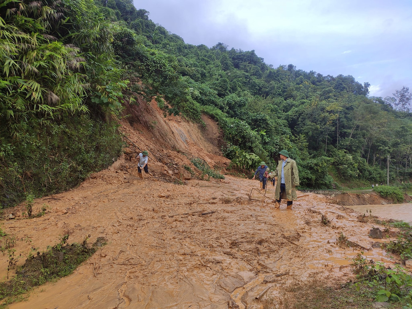Chiều 2/10, bà Lô Thị Thủy - Chủ tịch UBND xã Lạng Khê (huyện Con Cuông, Nghệ An) cho biết, mưa lớn những ngày qua đã khiến đất đá trên núi đoạn qua khu vực Dốc Chó (xã Lạng Khê) bị sạt lở xuống vùi lấp mặt đường quốc lộ 7. Phát hiện sự việc, cơ quan quản lý đường bộ và chính quyền địa phương lập tức điều động máy múc san gạt đất đá để các phương tiện đi qua. &quot;Khu vực Dốc Chó thường xuyên xảy ra sạt lở. Tối hôm qua mưa lớn, đất đá trên núi sạt lở xuống khiến các xe không thể đi qua. Sáng nay, cơ quan chức năng đã tiến hành san gạt giải phóng đường cho các phương tiện giao thông qua lại&quot;, bà Lô Thị Thủy - Chủ tịch UBND xã Lạng Khê nói và cho biết, hiện tuyến quốc lộ 7 qua xã đã được thông trở lại. Tuy nhiên các cơ quan chức năng vẫn tiếp tục theo dõi, túc trực để xử lý nếu đất đá tiếp tục sạt lở xuống đường.