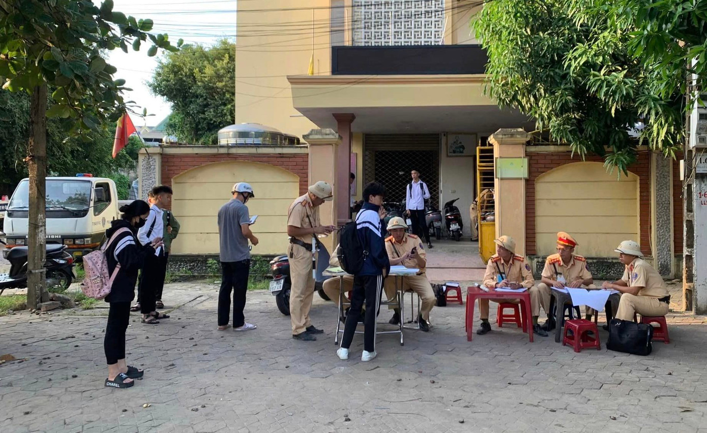 Chỉ trong 5 ngày đầu đợt cao điểm, CSGT toàn tỉnh Nghệ An đã xử phạt hơn 700 trường hợp học sinh vi phạm.