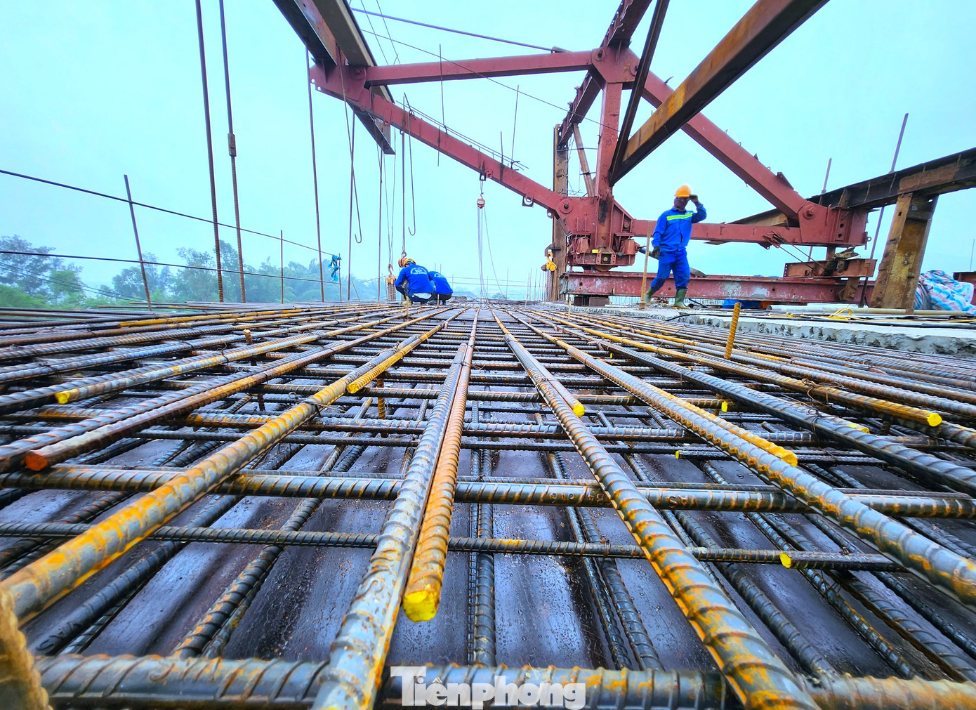 Được biết, các đơn vị thi công đã huy động 325 máy móc thiết bị với 1.039 người chia làm 53 mũi thi công toàn bộ 31 cây cầu trên toàn tuyến của dự án cao tốc. Trong đó, cầu Hưng Đức có chiều dài lớn nhất nên tập trung nhiều máy móc và nhân công để thi công cầu. Được biết, các đơn vị thi công đã huy động 325 máy móc thiết bị với 1.039 người chia làm 53 mũi thi công toàn bộ 31 cây cầu trên toàn tuyến của dự án cao tốc. Trong đó, cầu Hưng Đức có chiều dài lớn nhất nên tập trung nhiều máy móc và nhân công để thi công cầu.