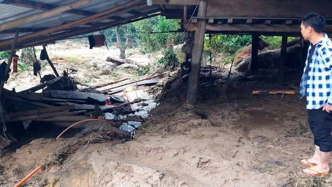 Cụ thể, có 3 ngôi nhà người dân bị hư hỏng, trong đó có 1 ngôi nhà bị cuốn trôi hoàn toàn.
