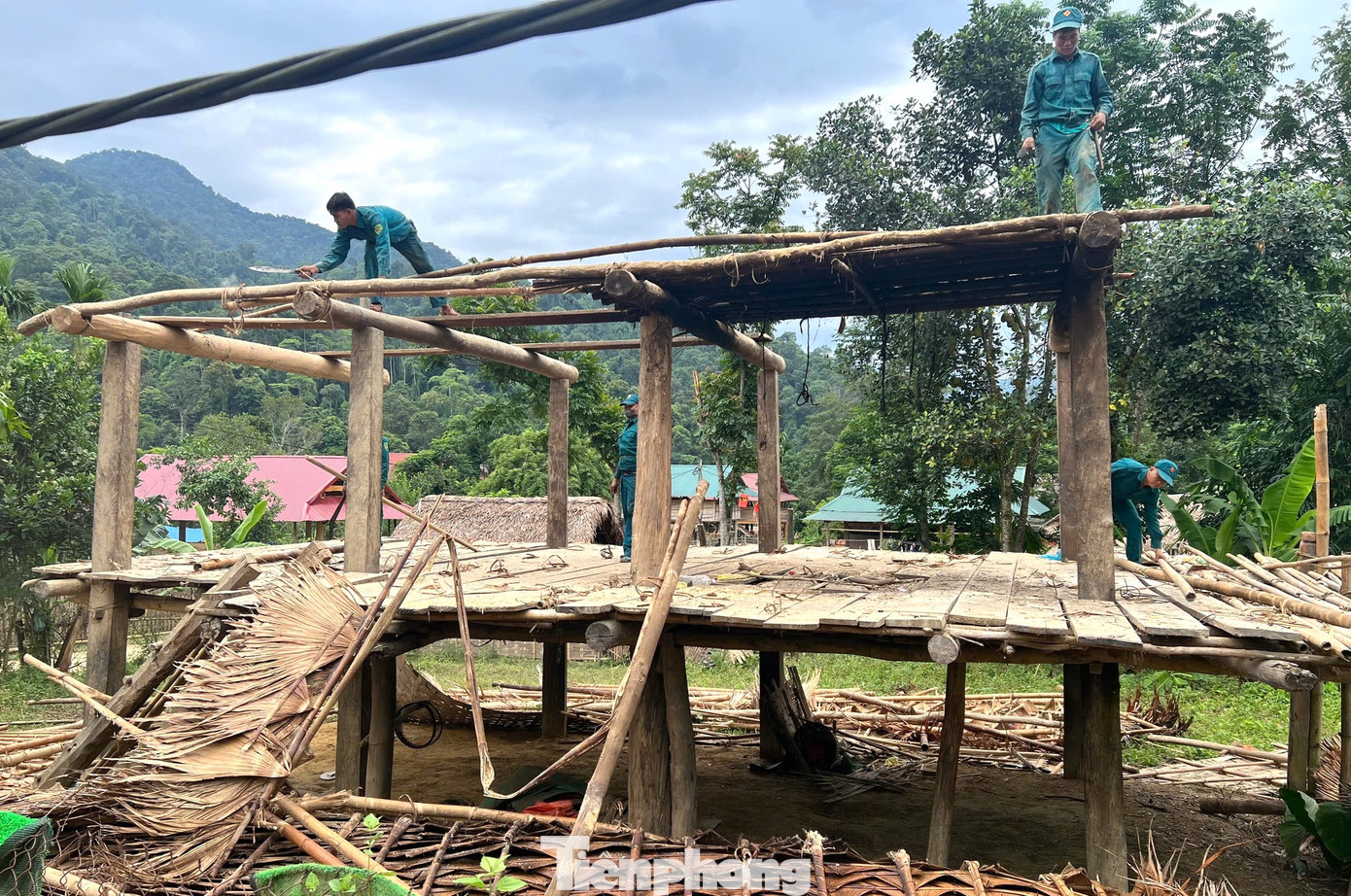 Nhà của các hộ dân chủ yếu làm từ gỗ tạm bợ, mái lợp tranh tre.