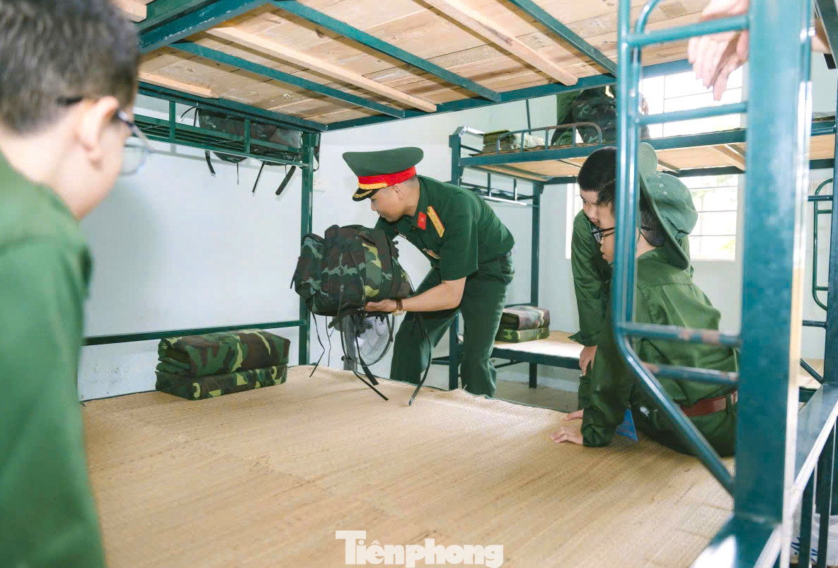 Anh Nguyễn Mạnh Phong - Phó Bí thư Tỉnh Đoàn Nghệ An cùng các đại biểu kiểm tra cơ sở vật chất để đón các em học sinh.