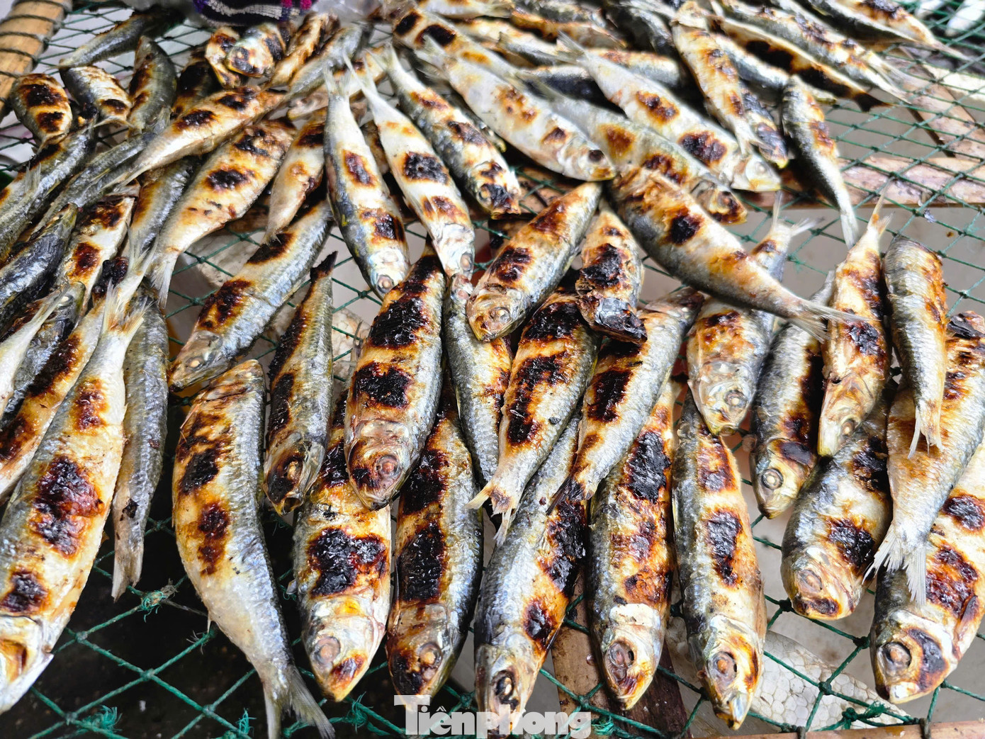 Cá trích nướng có nhiều ở các làng chài ven biển của Nghệ An. Tuy nhiên ở Đền Cờn, cá trích được bán ăn kèm với bánh mướt, rau sống tạo thành một đặc sản nổi tiếng. Xung quanh đền, nhiều quầy hàng bán thứ đặc sản này được mở ra để phục vụ du khách.