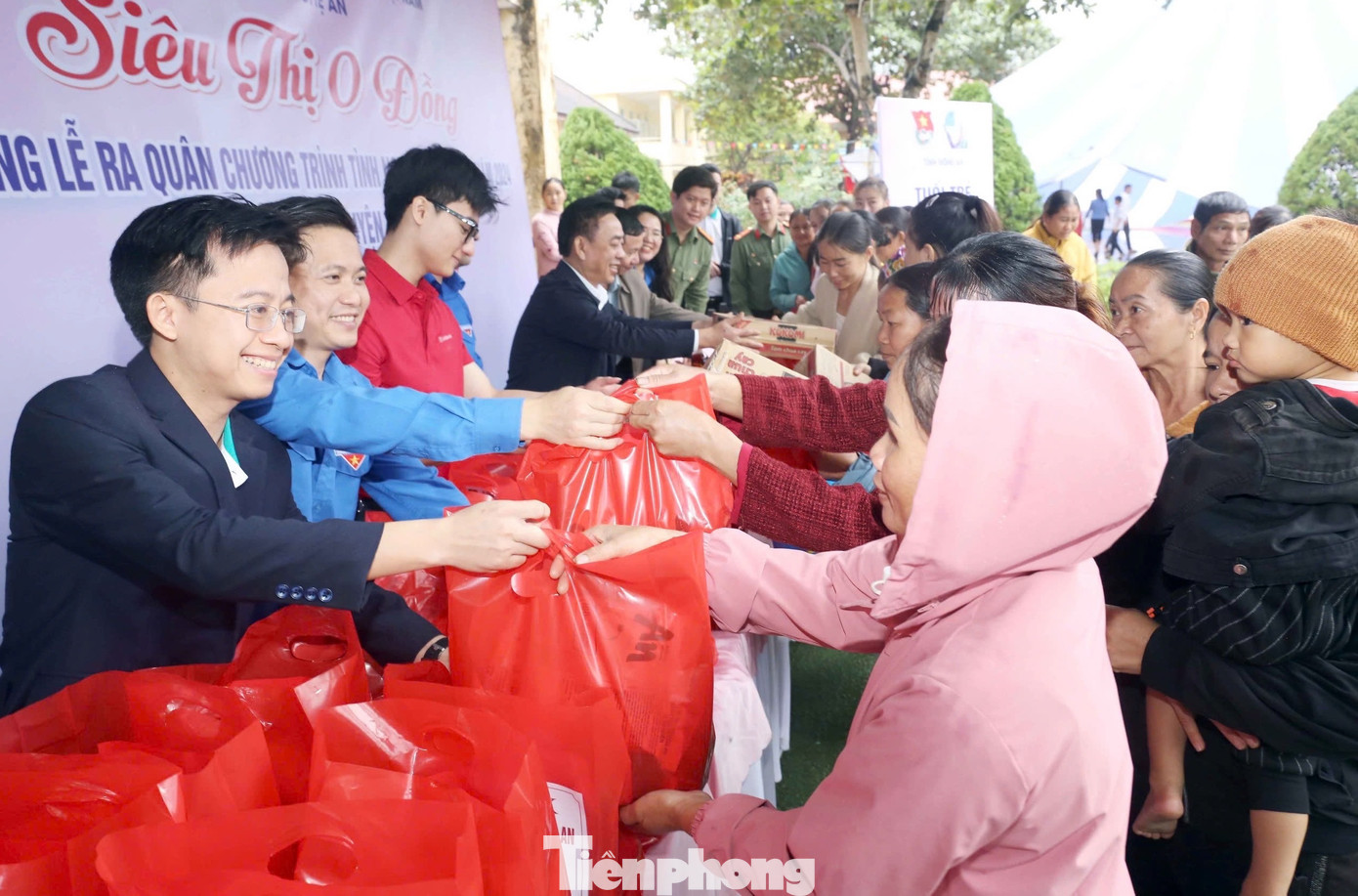 Ban tổ chức triển khai gian hàng 0 đồng nhằm chia sẻ đến các hoàn cảnh khó khăn trên địa bàn huyện Quế Phong.